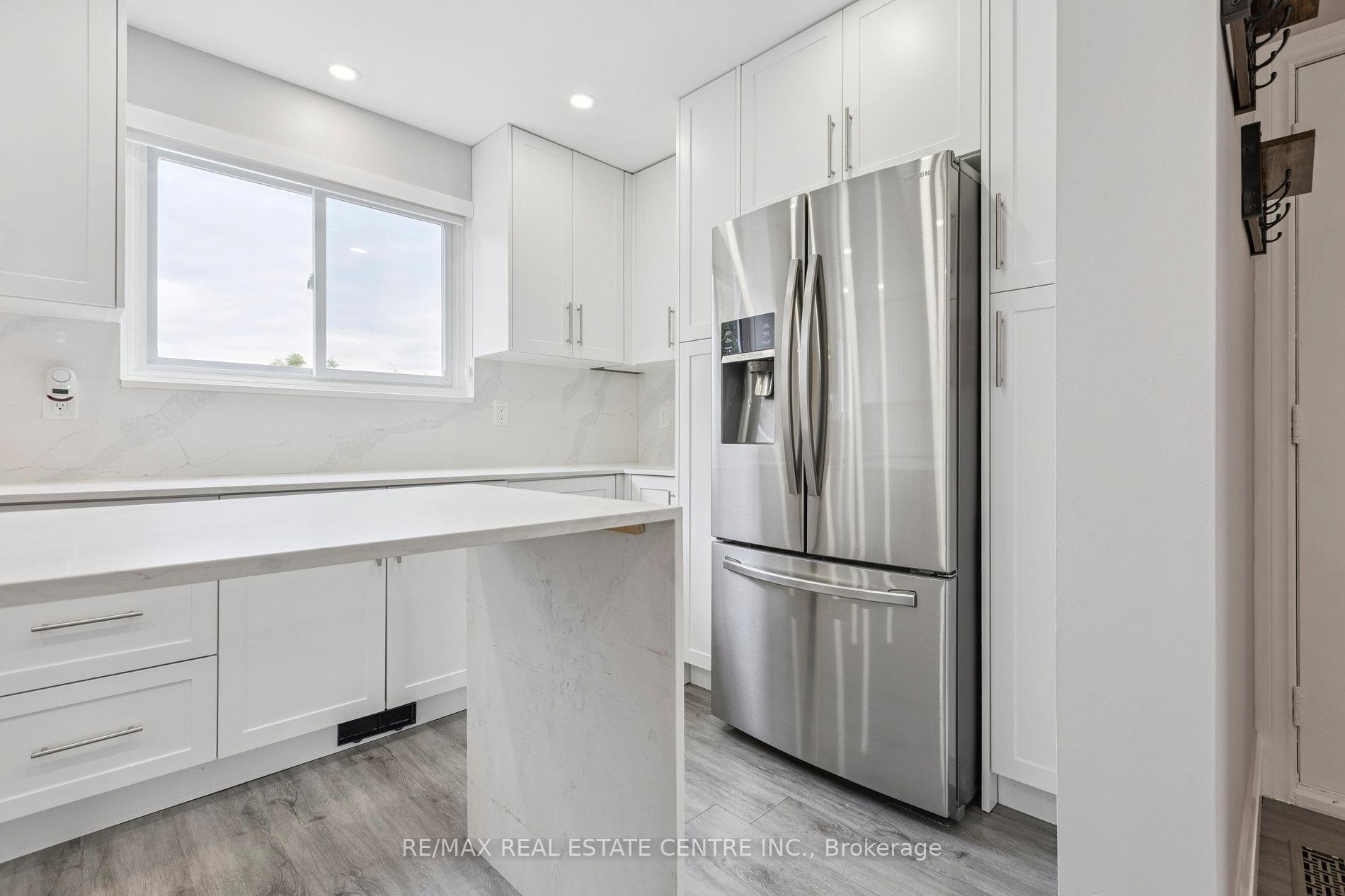Photo 13 of 122 Mooregate Crescent, Kitchener — HOMEH