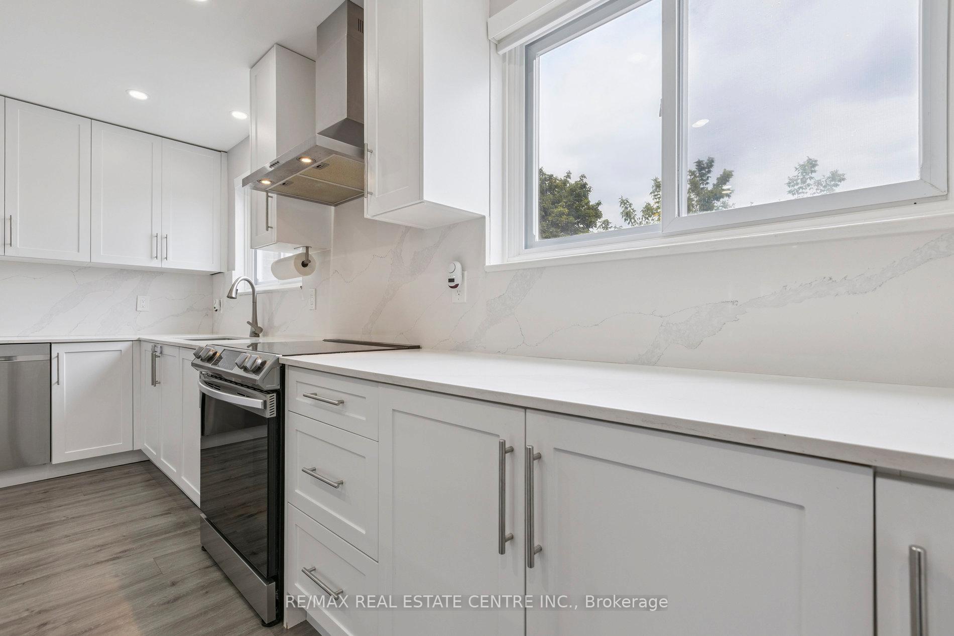 Photo 15 of 122 Mooregate Crescent, Kitchener — HOMEH