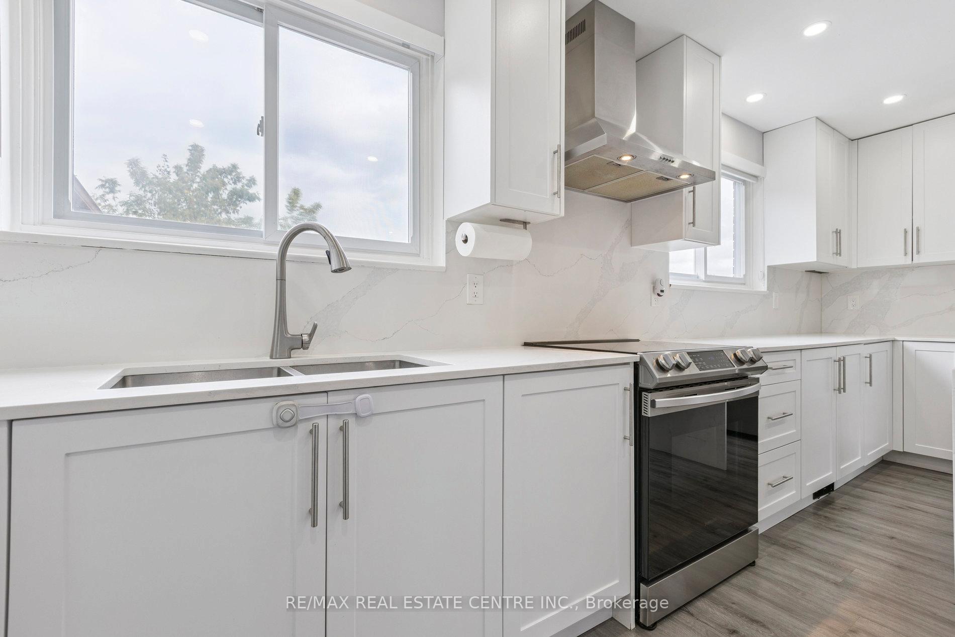 Photo 16 of 122 Mooregate Crescent, Kitchener — HOMEH