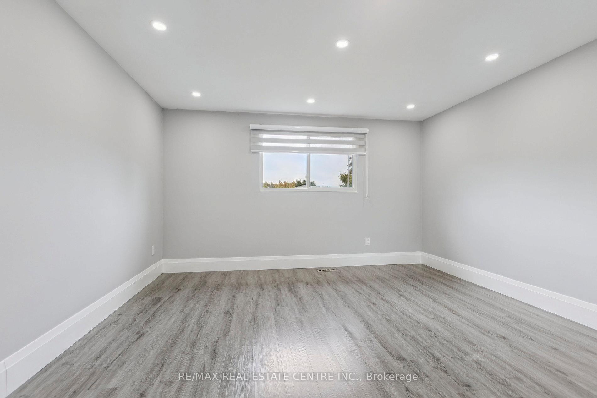 Photo 23 of 122 Mooregate Crescent, Kitchener — HOMEH