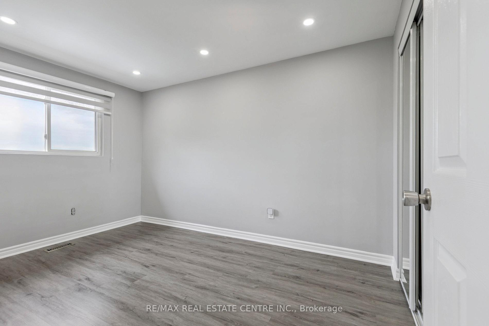 Photo 25 of 122 Mooregate Crescent, Kitchener — HOMEH
