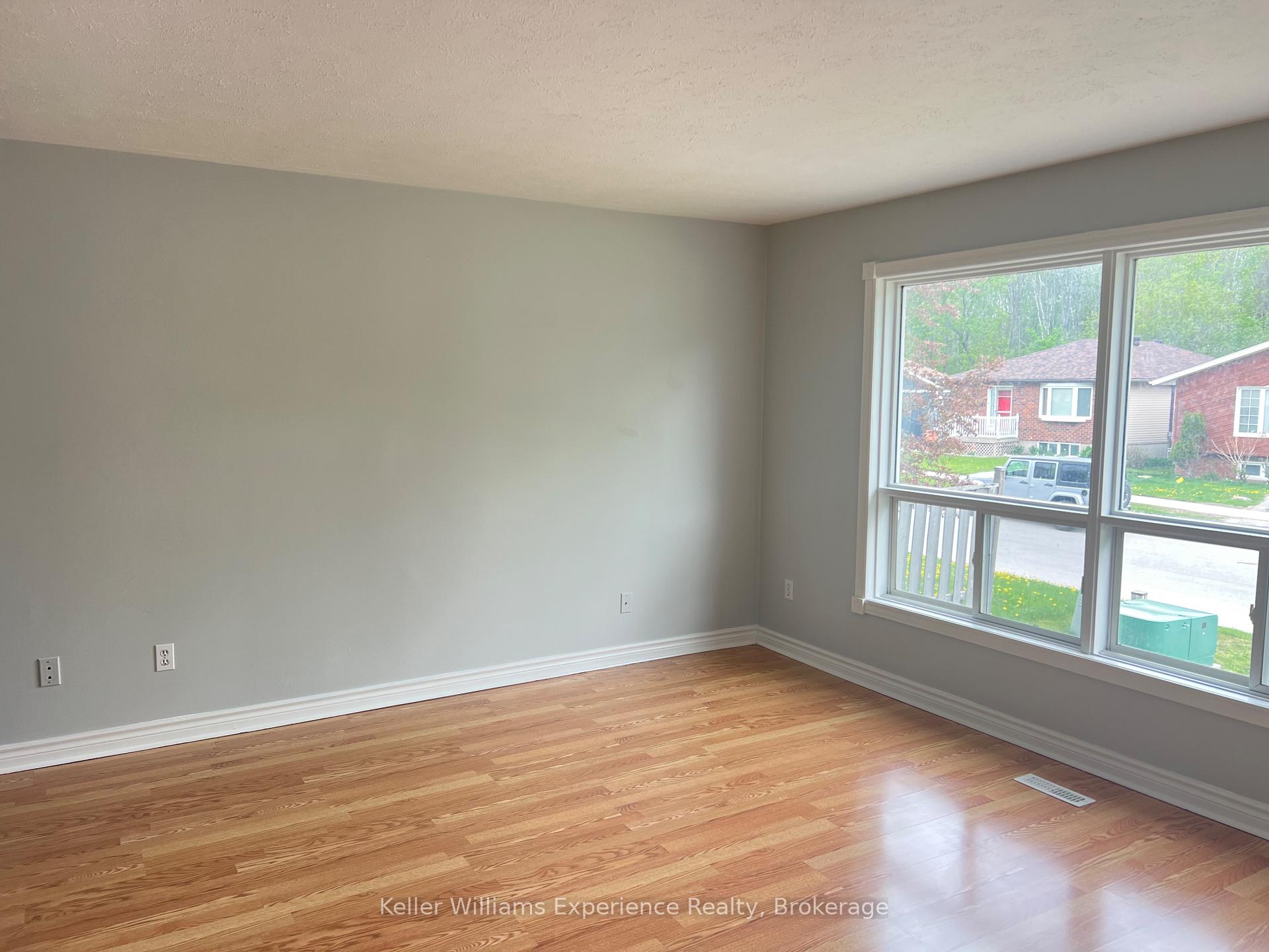 Photo 3 of 807 Birchwood Drive, Midland — HOMEH