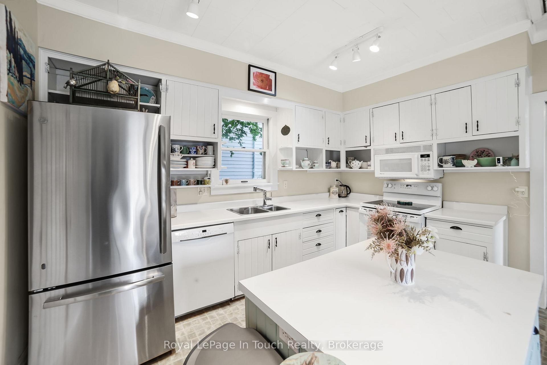 Photo 11 of 233 Queen Street, Midland — HOMEH