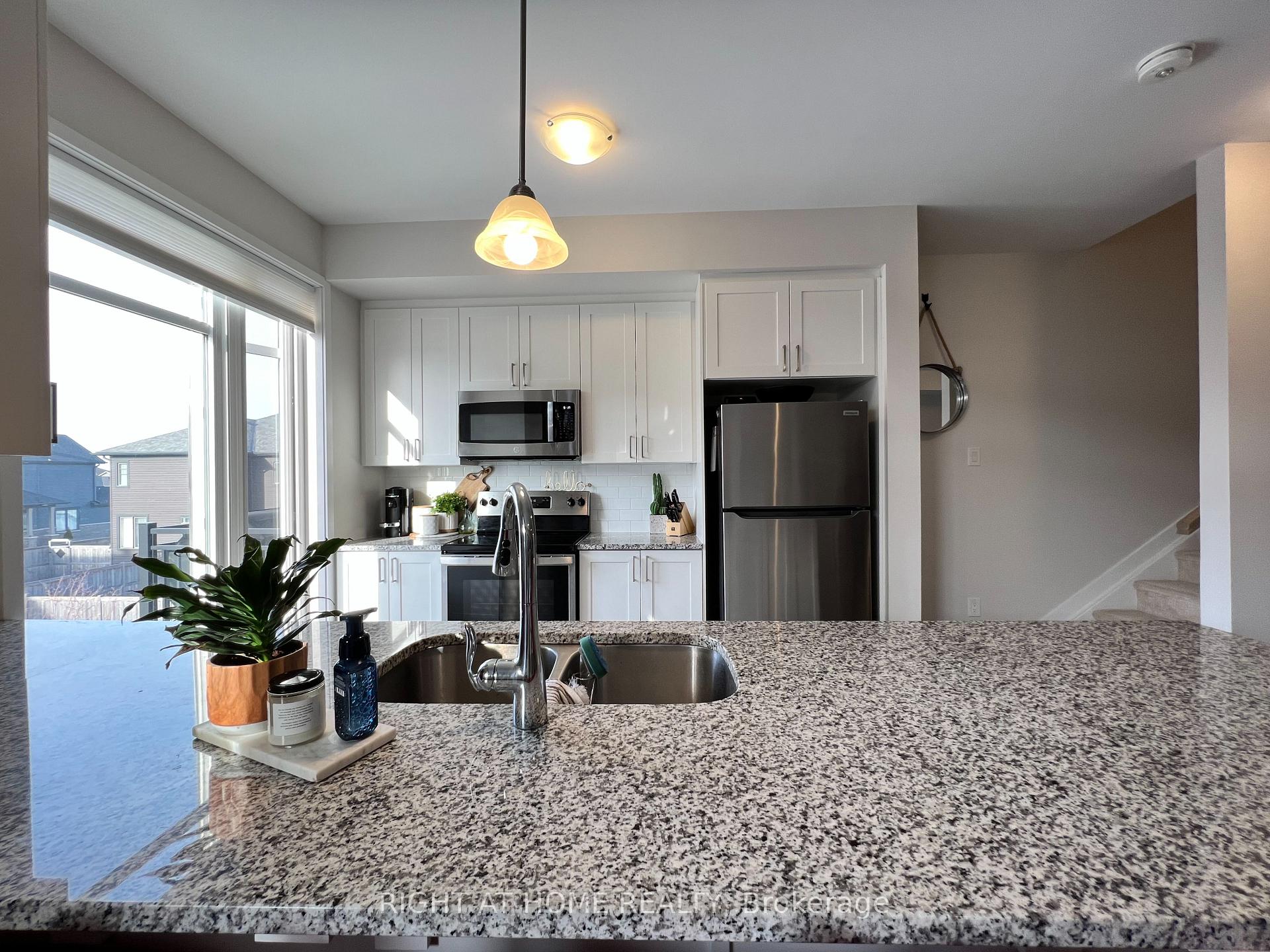 Photo 12 of 102 Visor Pvt, Ottawa, Kanata - Emerald Meadows/Trailwest — HOMEH