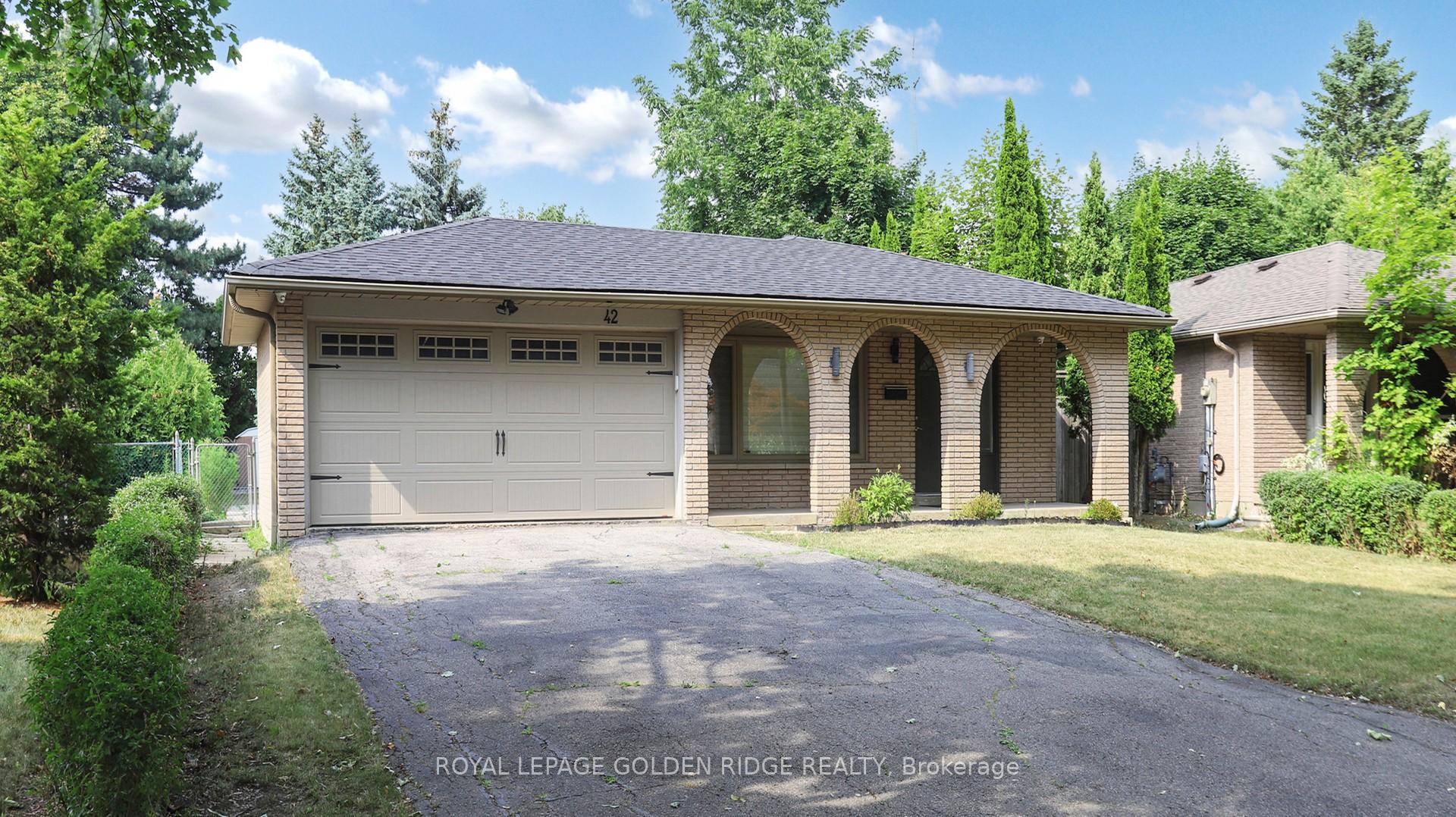 Photo 2 of 42 Castle Harbour Lane, Markham, Bayview Fairway-Bayview Country Club Estates — HOMEH