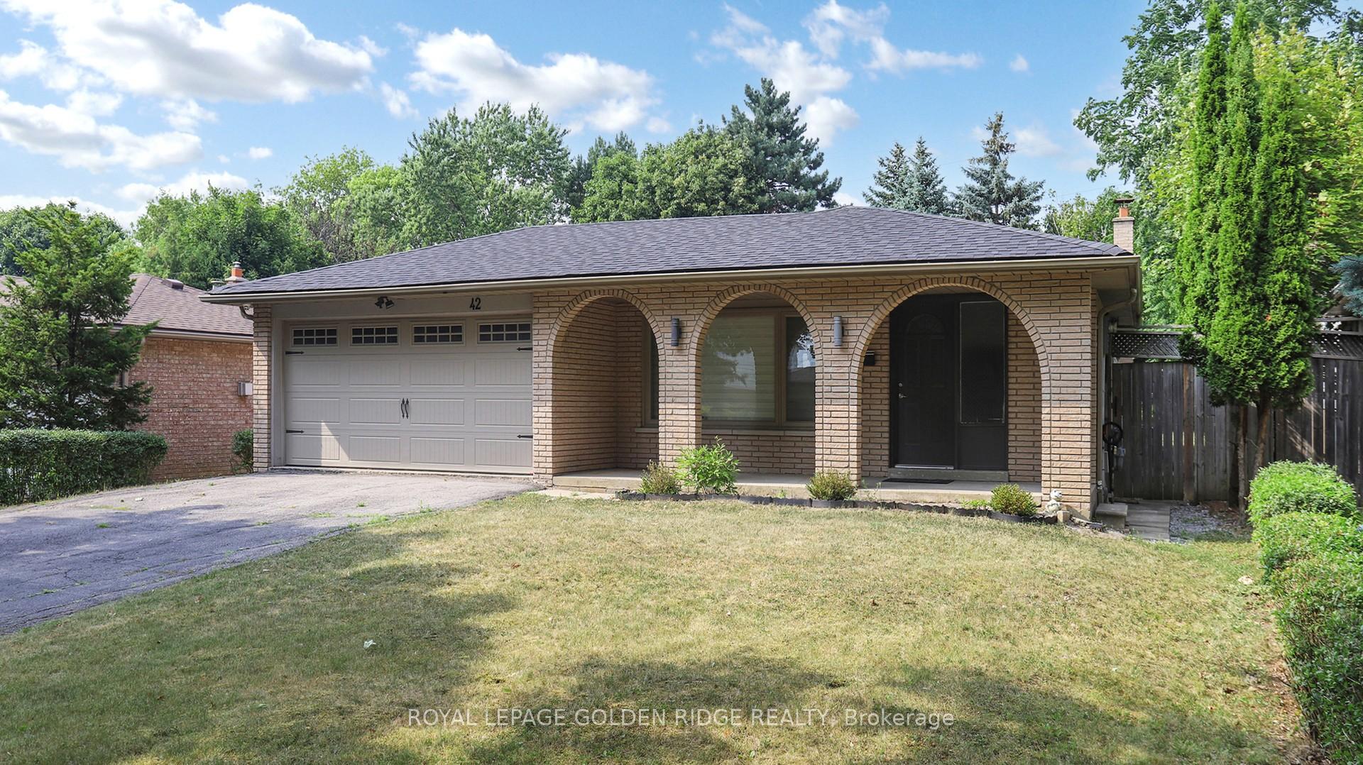 Photo 3 of 42 Castle Harbour Lane, Markham, Bayview Fairway-Bayview Country Club Estates — HOMEH