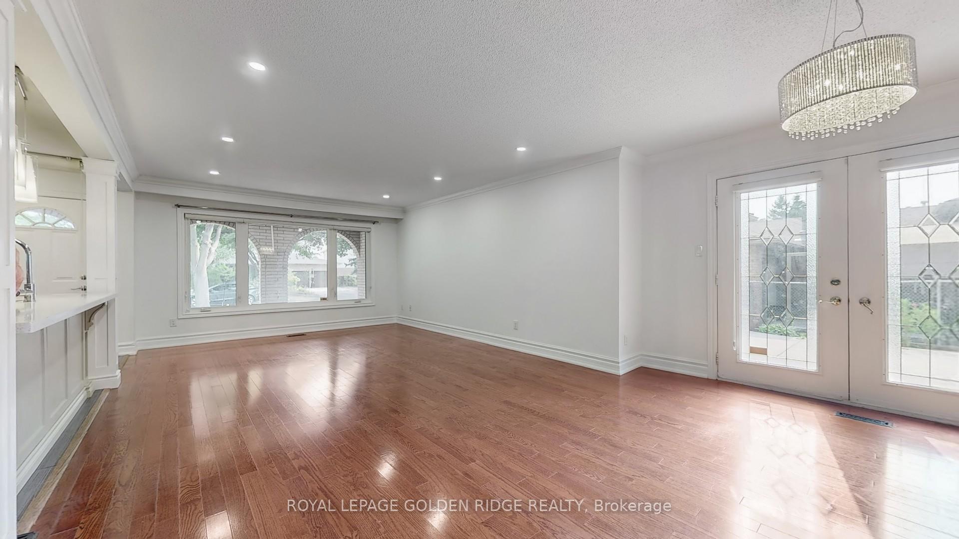 Photo 4 of 42 Castle Harbour Lane, Markham, Bayview Fairway-Bayview Country Club Estates — HOMEH