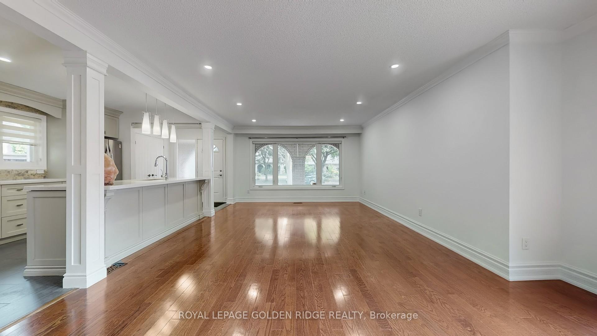 Photo 5 of 42 Castle Harbour Lane, Markham, Bayview Fairway-Bayview Country Club Estates — HOMEH
