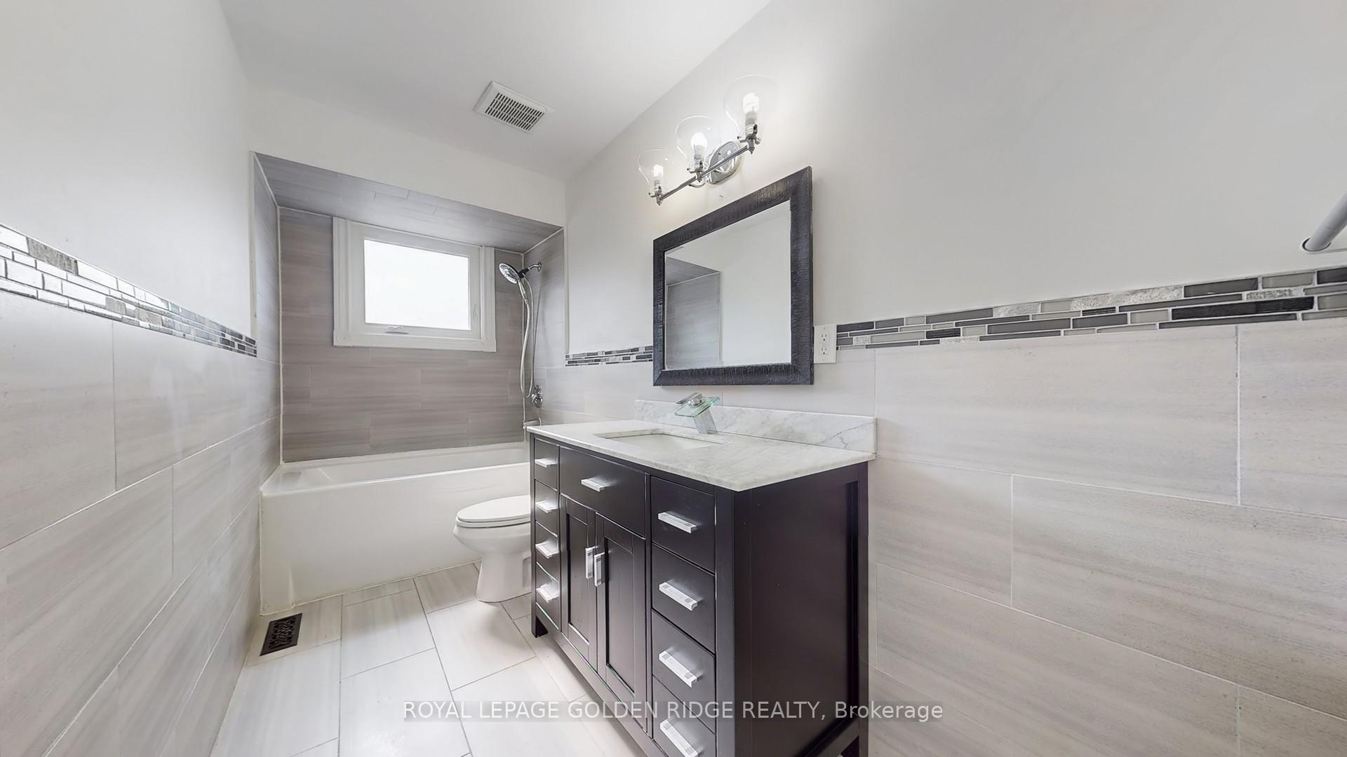 Photo 11 of 42 Castle Harbour Lane, Markham, Bayview Fairway-Bayview Country Club Estates — HOMEH
