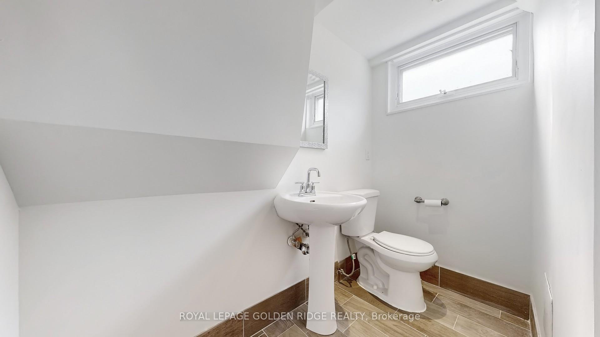 Photo 13 of 42 Castle Harbour Lane, Markham, Bayview Fairway-Bayview Country Club Estates — HOMEH
