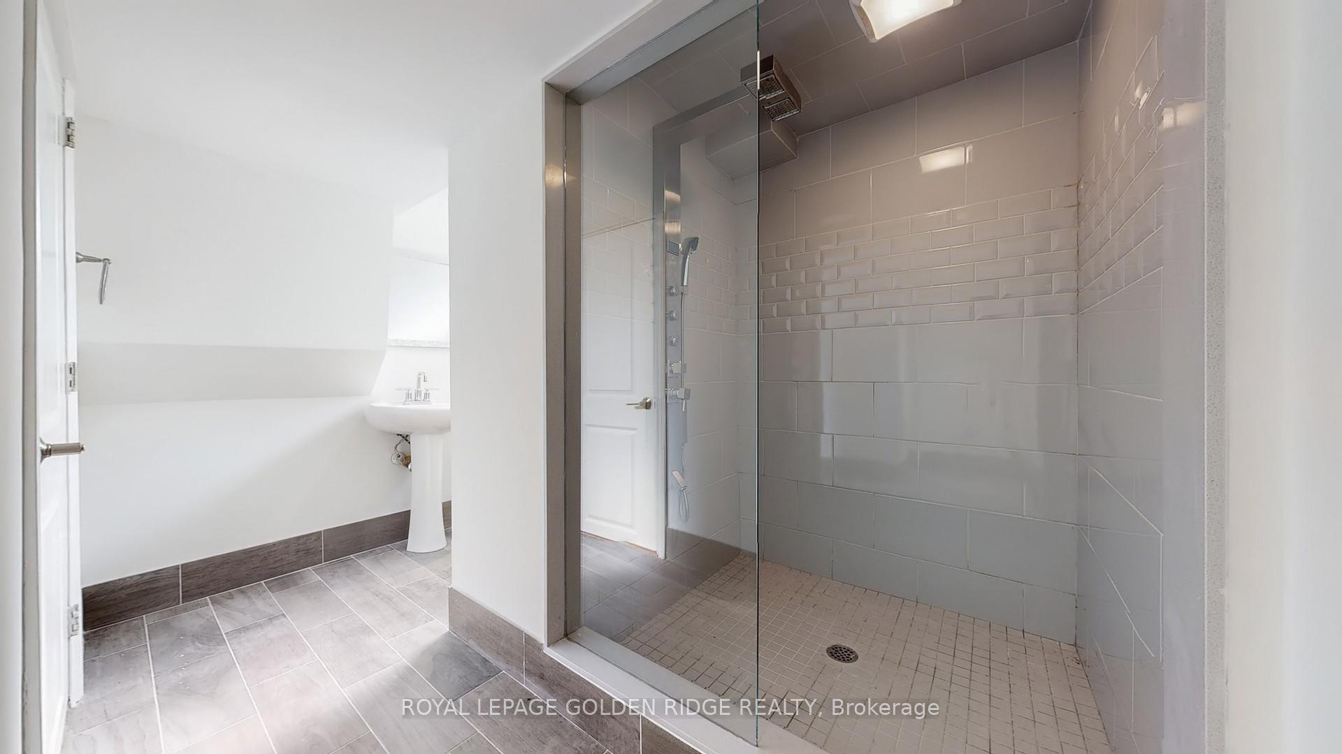 Photo 14 of 42 Castle Harbour Lane, Markham, Bayview Fairway-Bayview Country Club Estates — HOMEH