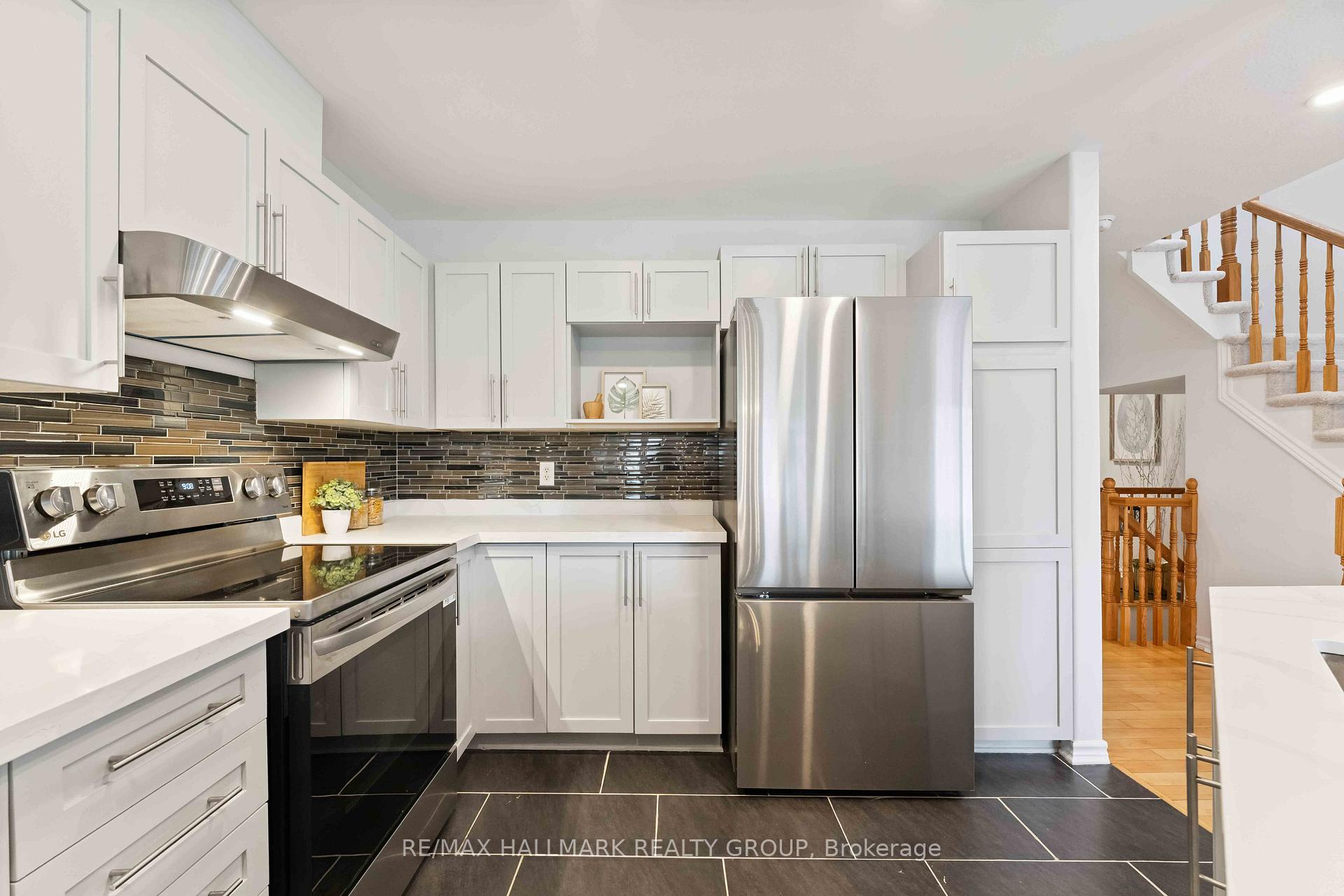Photo 12 of 27 Wallsend Avenue, Ottawa, Kanata - Morgan's Grant/South March — HOMEH
