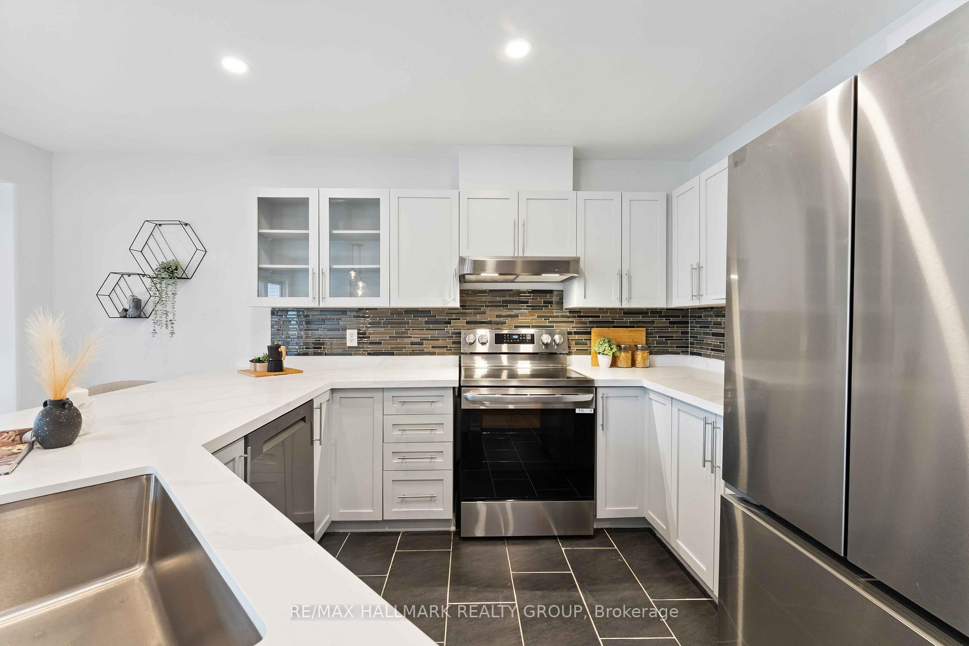 Photo 13 of 27 Wallsend Avenue, Ottawa, Kanata - Morgan's Grant/South March — HOMEH