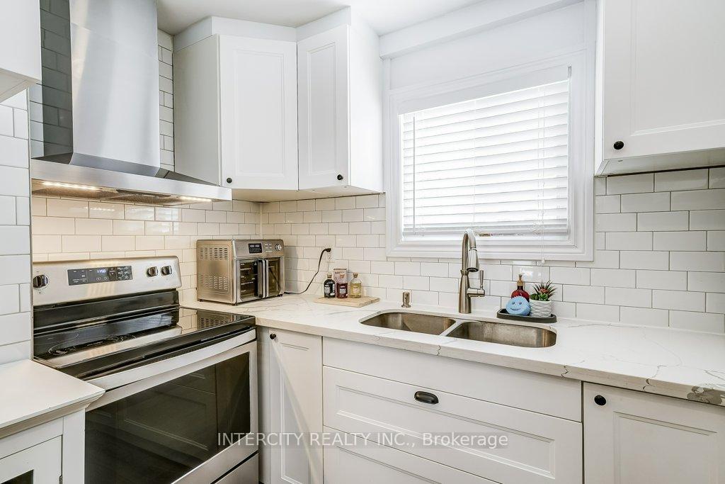 Photo 14 of 699 Burton Drive, Innisfil, Alcona — HOMEH
