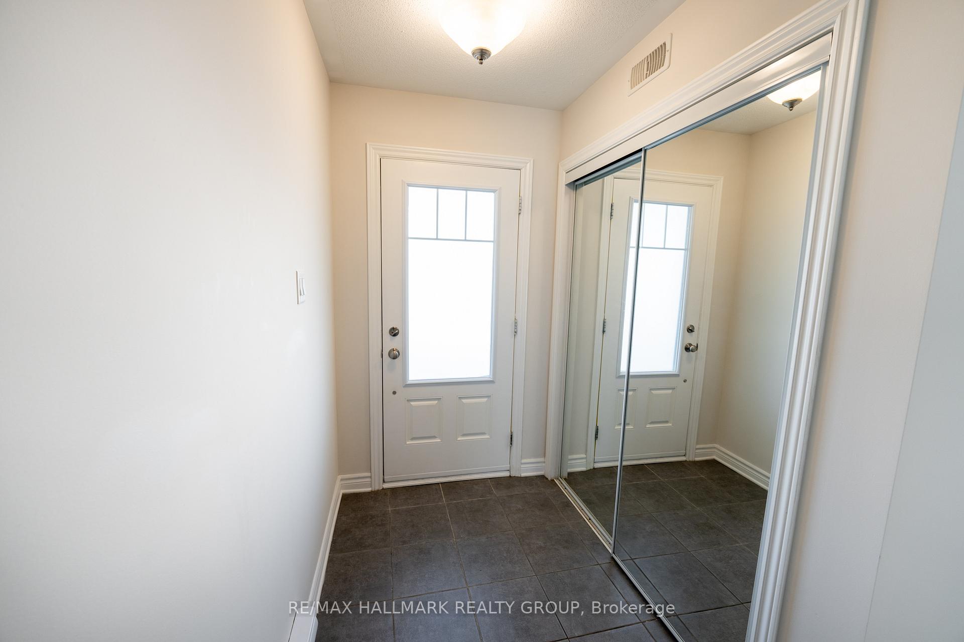 Photo 3 of 106 Gelderland Private, Ottawa, Kanata - Emerald Meadows/Trailwest — HOMEH
