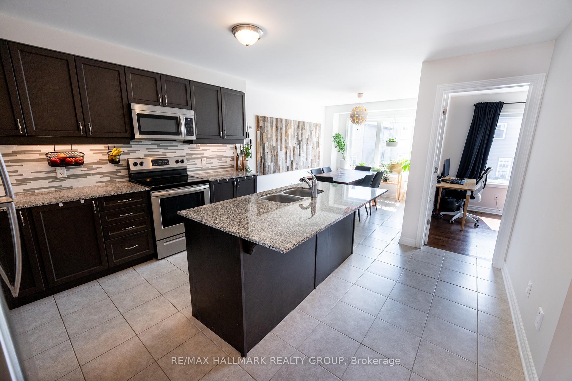 Photo 7 of 106 Gelderland Private, Ottawa, Kanata - Emerald Meadows/Trailwest — HOMEH
