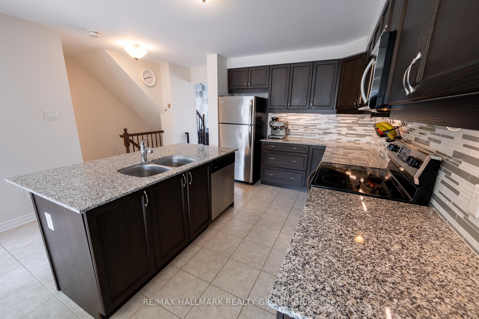 Photo 10 of 106 Gelderland Private, Ottawa, Kanata - Emerald Meadows/Trailwest — HOMEH