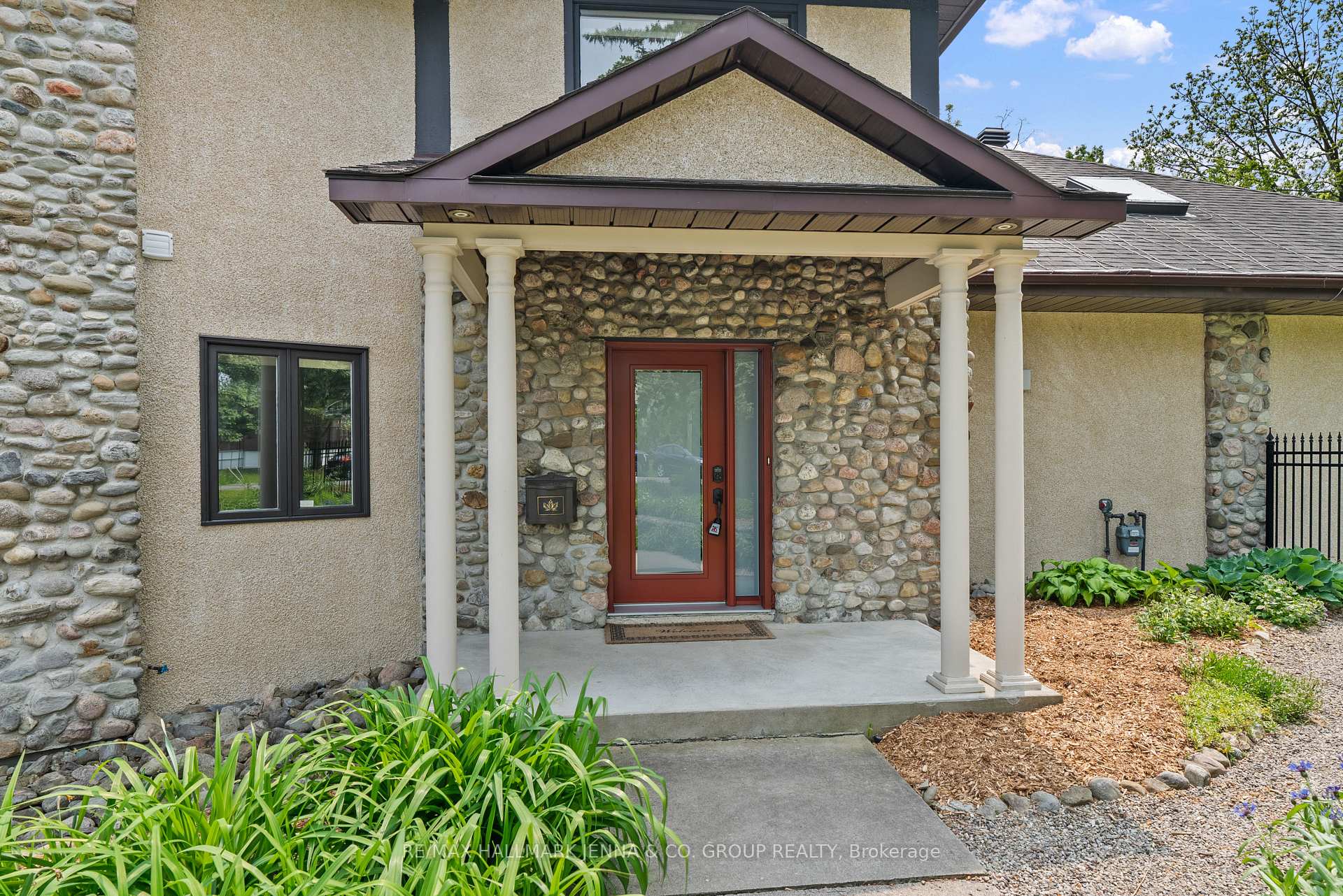 Photo 2 of 824 Nesbitt Place, Ottawa, Mooneys Bay — HOMEH
