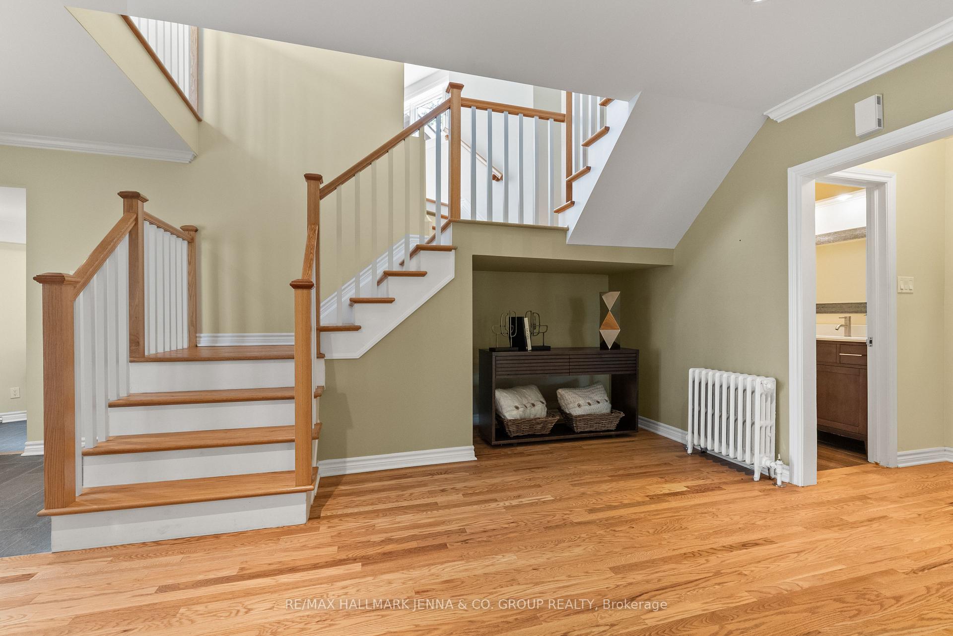 Photo 4 of 824 Nesbitt Place, Ottawa, Mooneys Bay — HOMEH