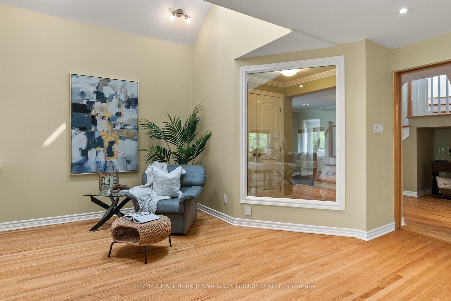 Photo 5 of 824 Nesbitt Place, Ottawa, Mooneys Bay — HOMEH