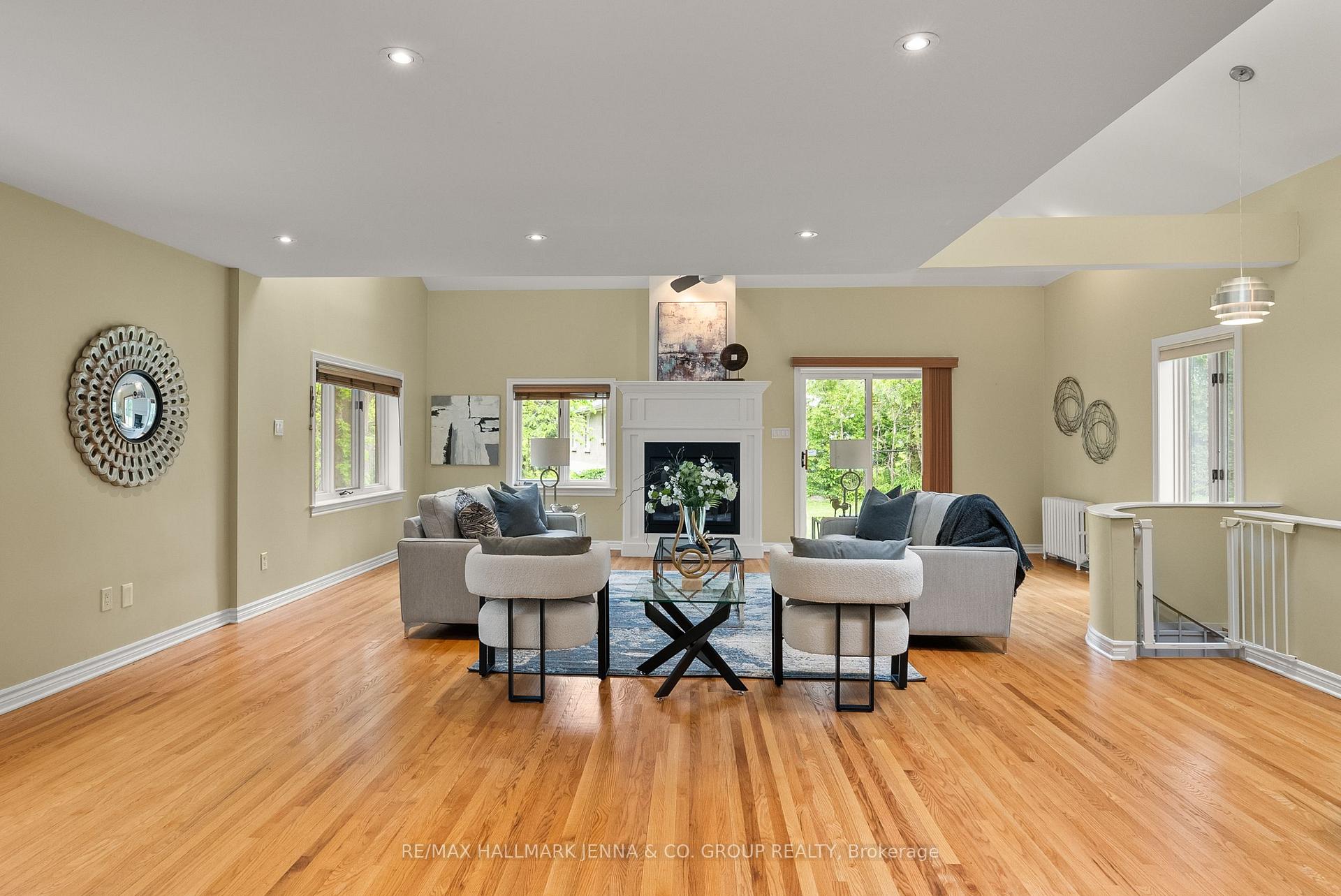 Photo 8 of 824 Nesbitt Place, Ottawa, Mooneys Bay — HOMEH