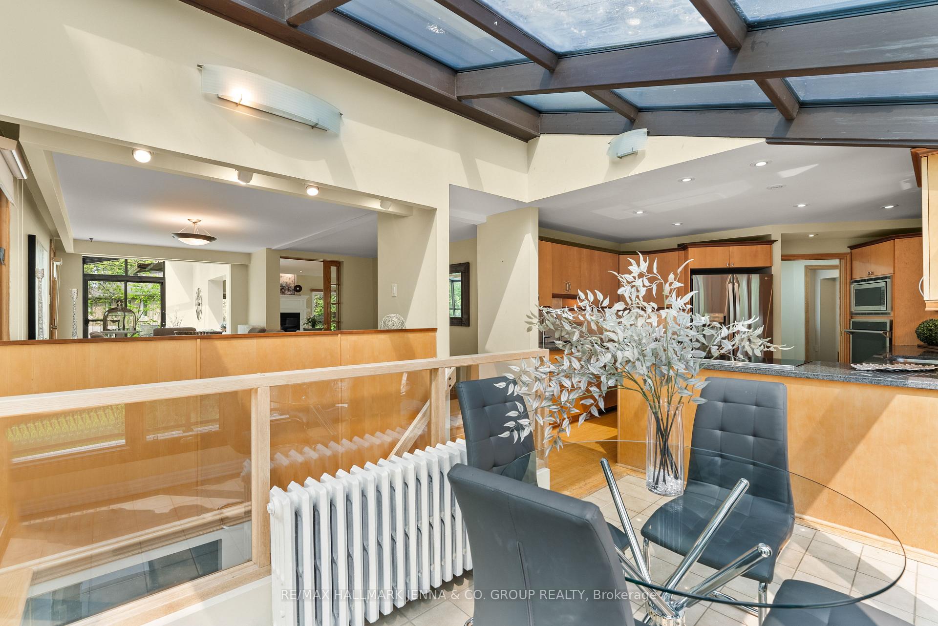 Photo 14 of 824 Nesbitt Place, Ottawa, Mooneys Bay — HOMEH