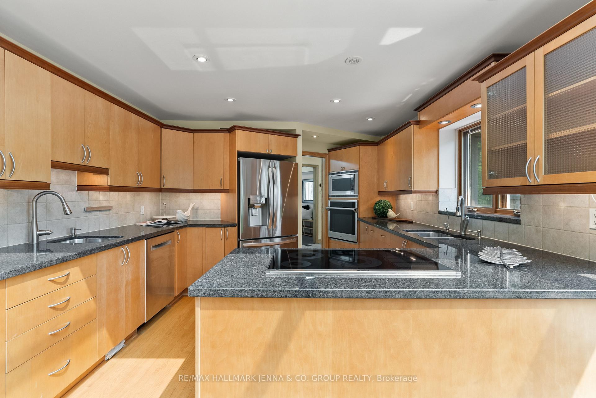 Photo 15 of 824 Nesbitt Place, Ottawa, Mooneys Bay — HOMEH