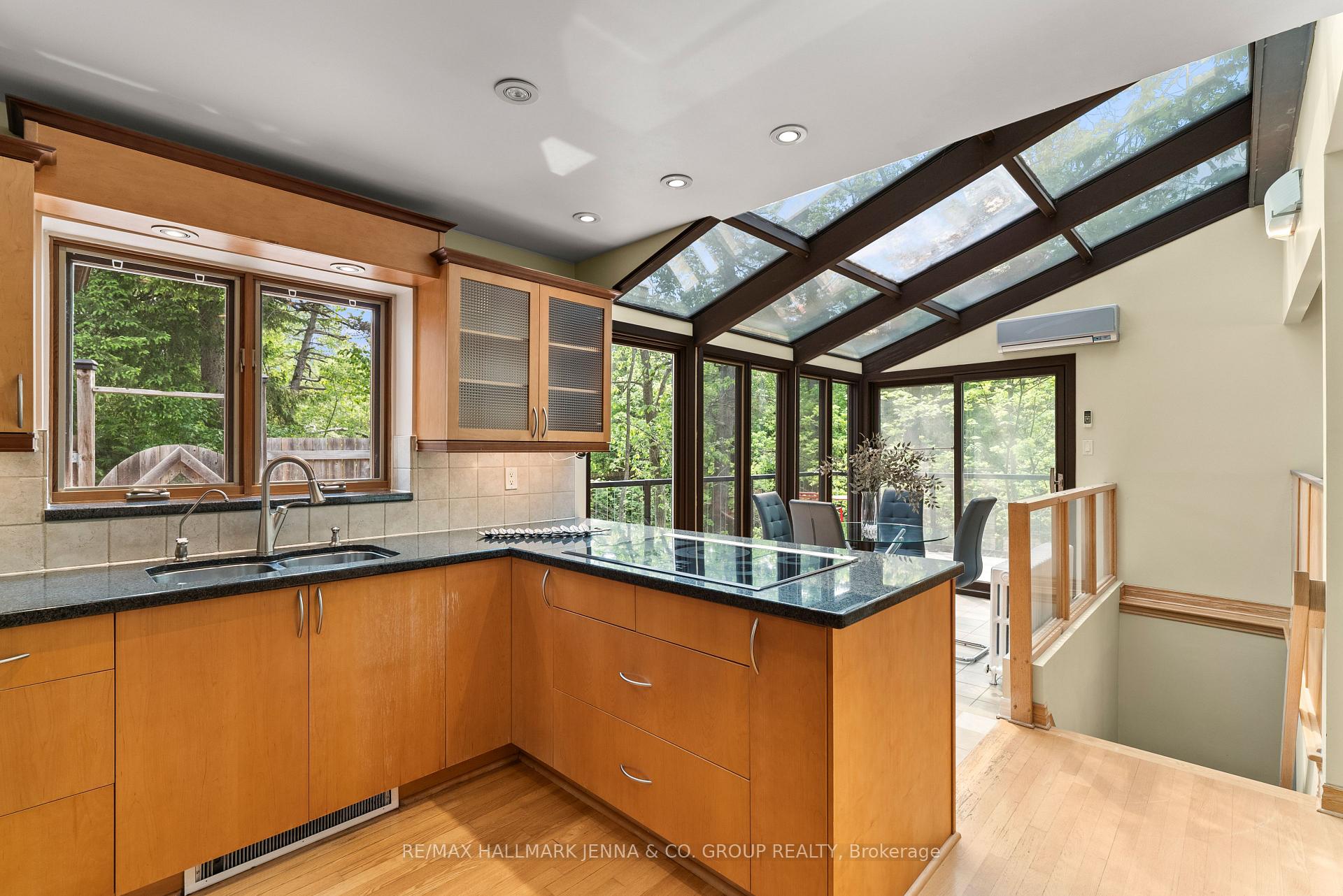 Photo 16 of 824 Nesbitt Place, Ottawa, Mooneys Bay — HOMEH