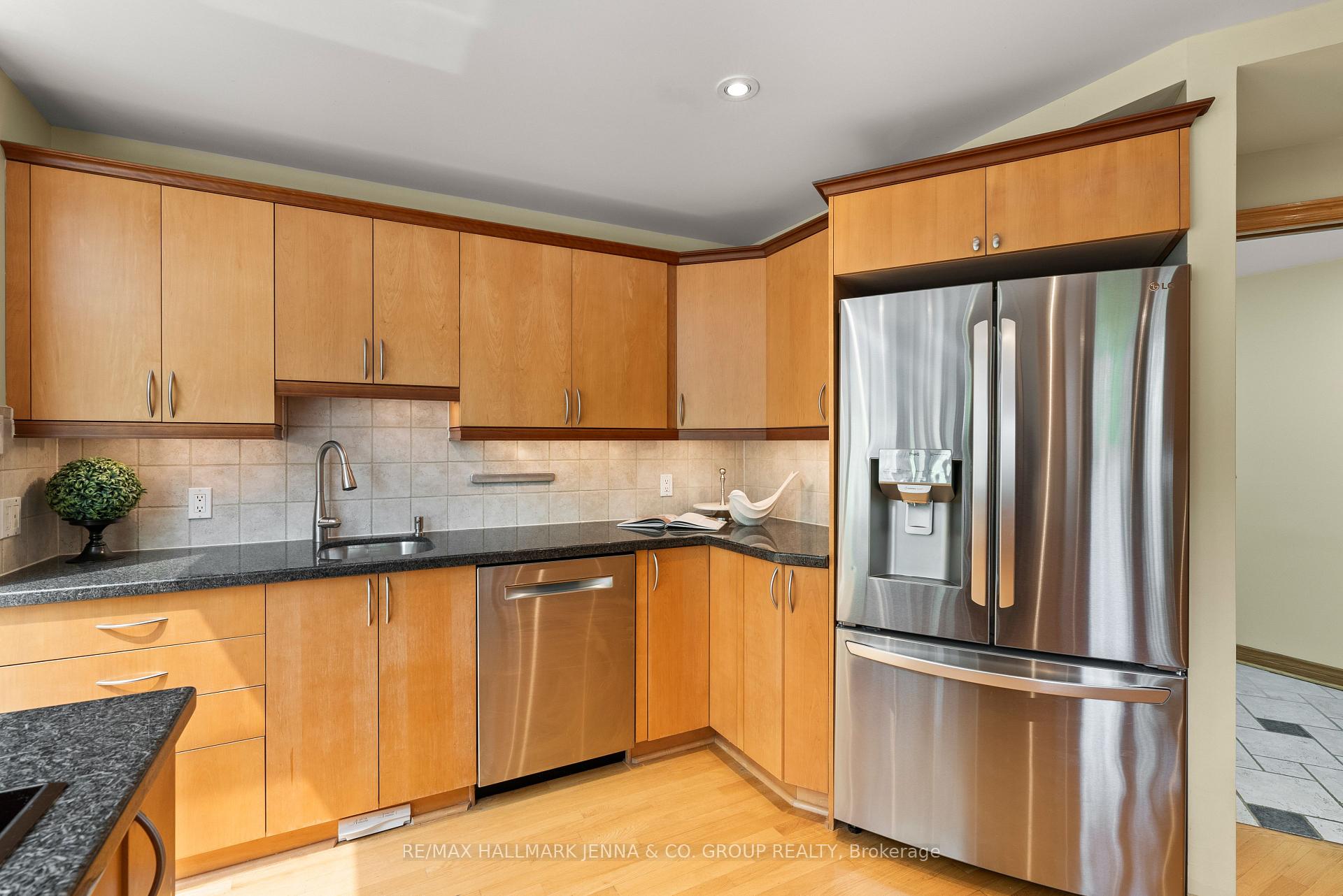 Photo 17 of 824 Nesbitt Place, Ottawa, Mooneys Bay — HOMEH