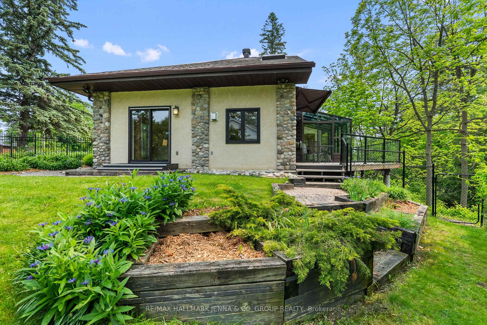 Photo 37 of 824 Nesbitt Place, Ottawa, Mooneys Bay — HOMEH