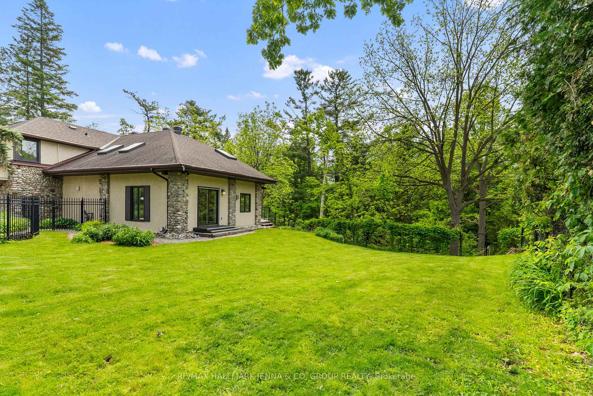 Photo 38 of 824 Nesbitt Place, Ottawa, Mooneys Bay — HOMEH