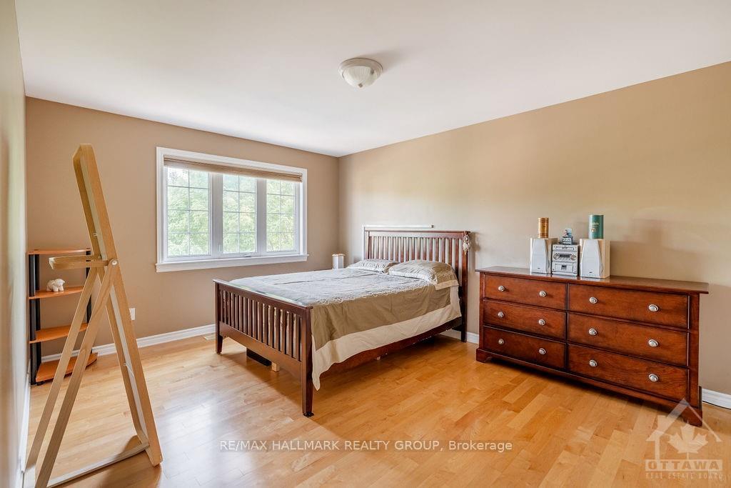 Photo 10 of 648 Kochar Drive, Ottawa, Mooneys Bay — HOMEH