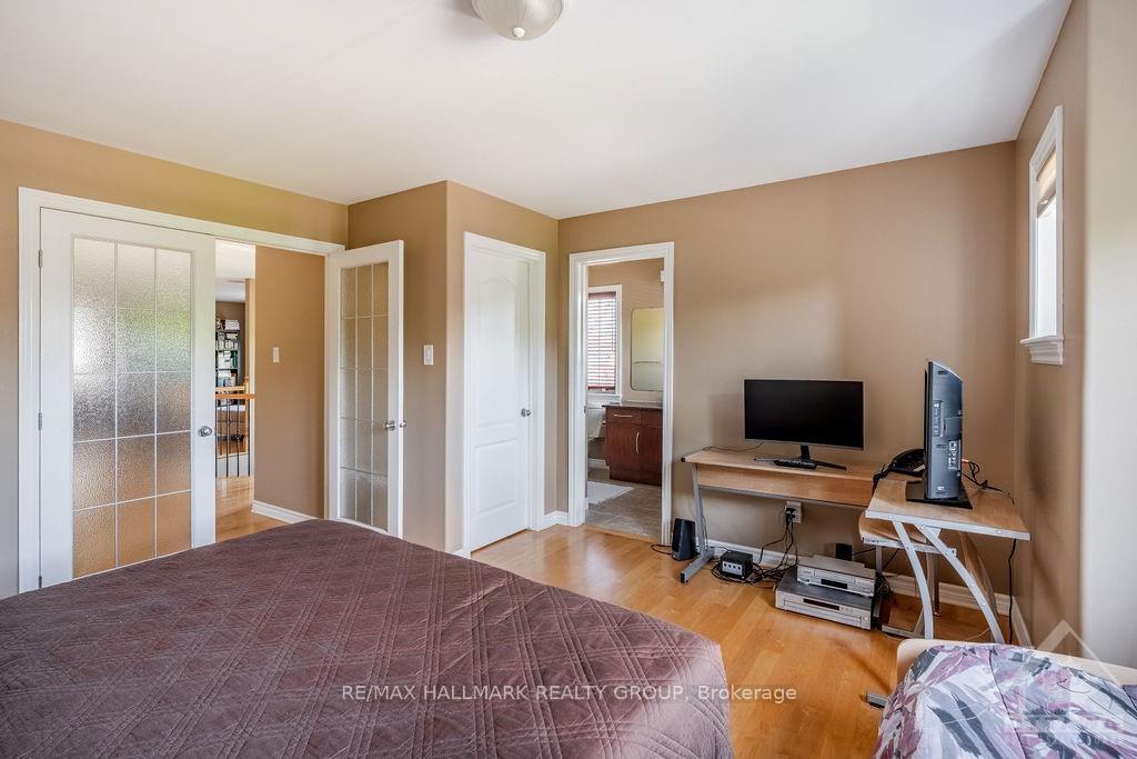 Photo 11 of 648 Kochar Drive, Ottawa, Mooneys Bay — HOMEH