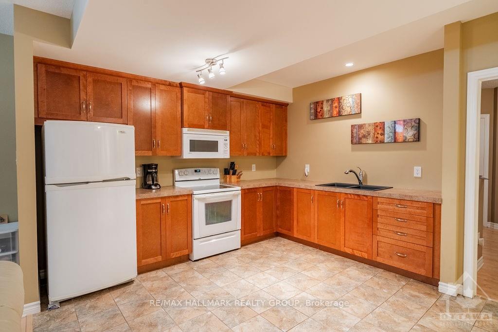 Photo 13 of 648 Kochar Drive, Ottawa, Mooneys Bay — HOMEH