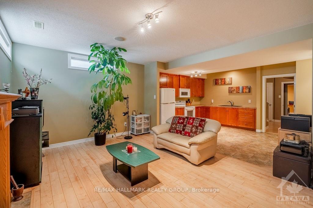 Photo 14 of 648 Kochar Drive, Ottawa, Mooneys Bay — HOMEH