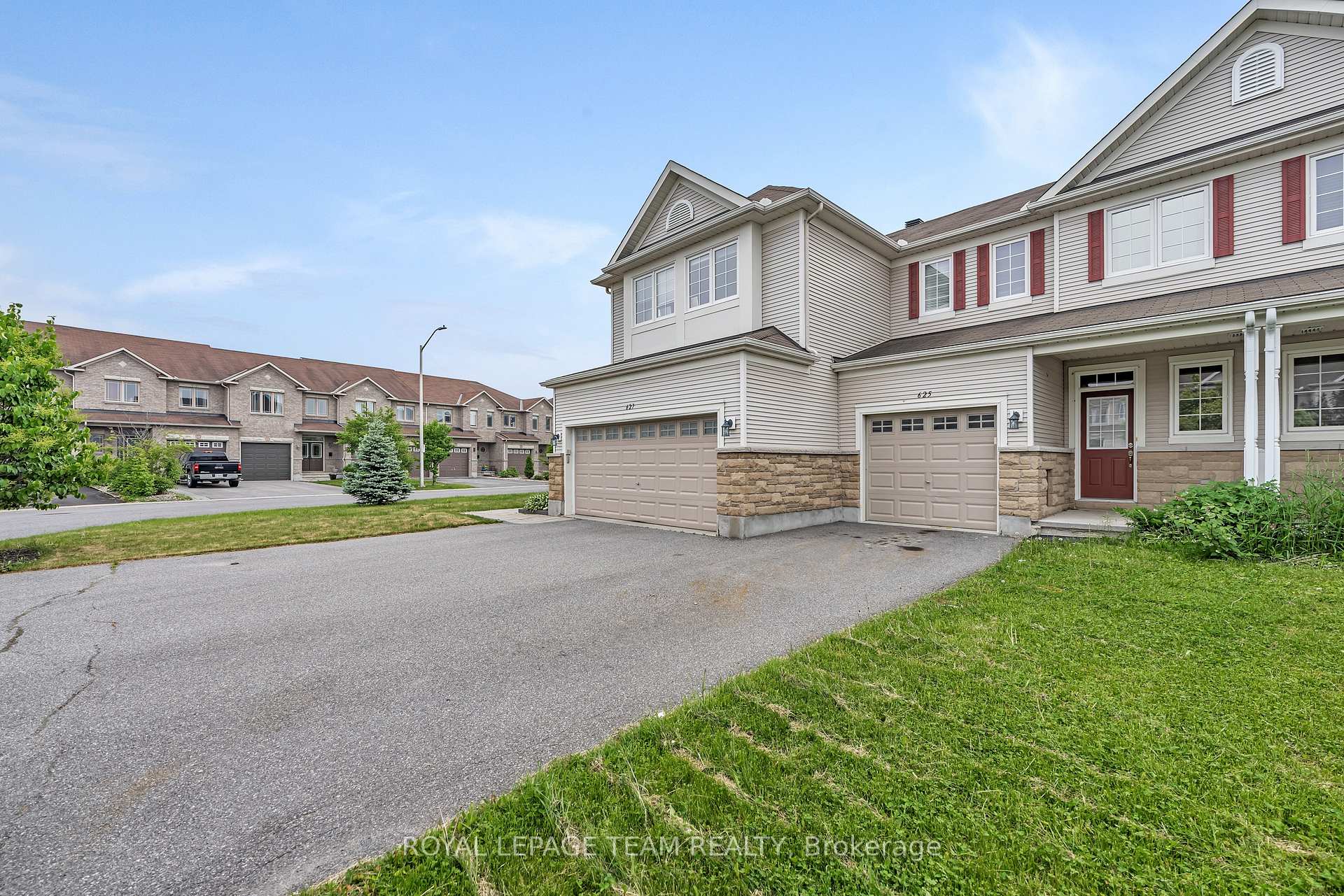 Photo 2 of 625 Pepperville Crescent, Ottawa, Kanata - Emerald Meadows/Trailwest — HOMEH