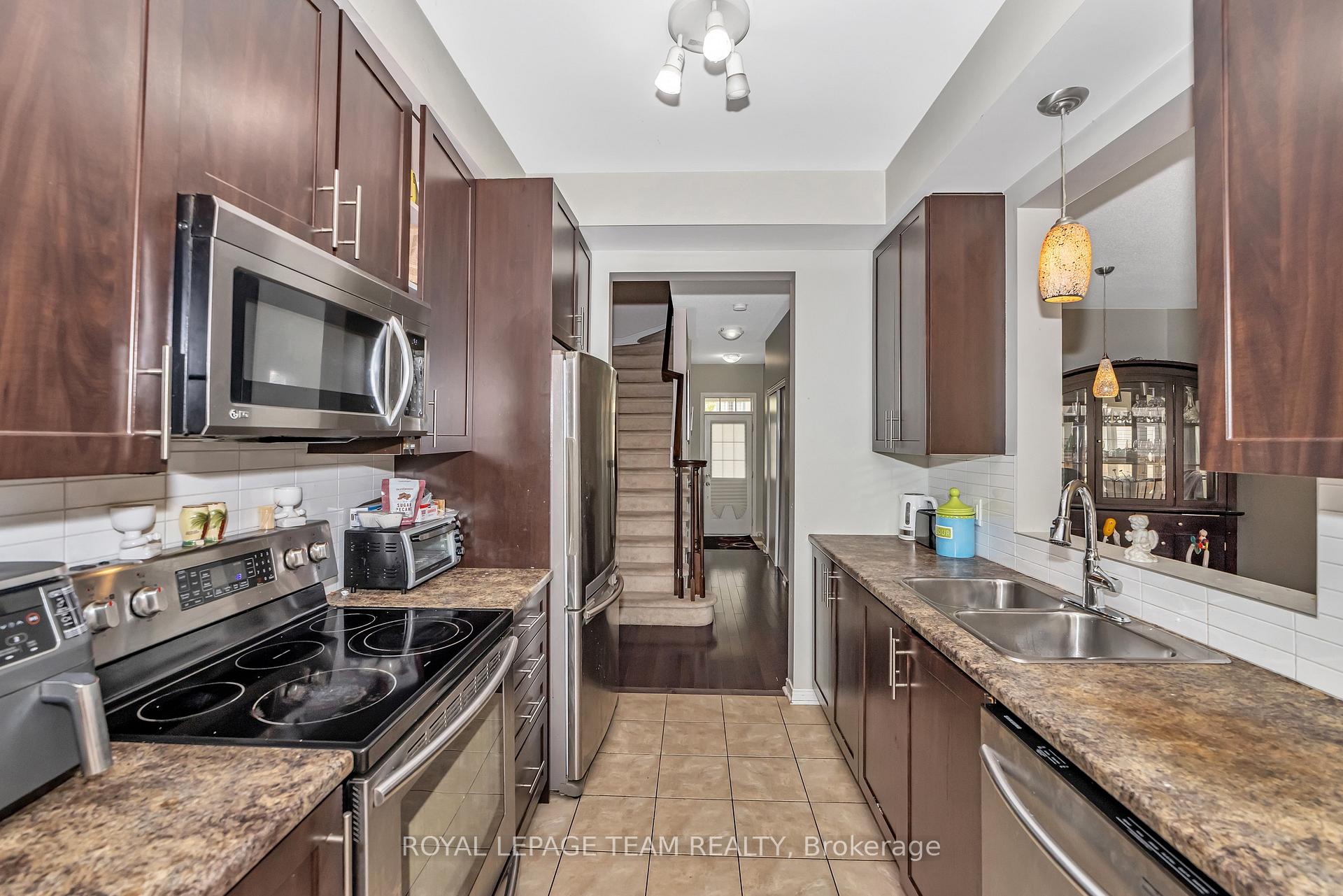 Photo 5 of 625 Pepperville Crescent, Ottawa, Kanata - Emerald Meadows/Trailwest — HOMEH