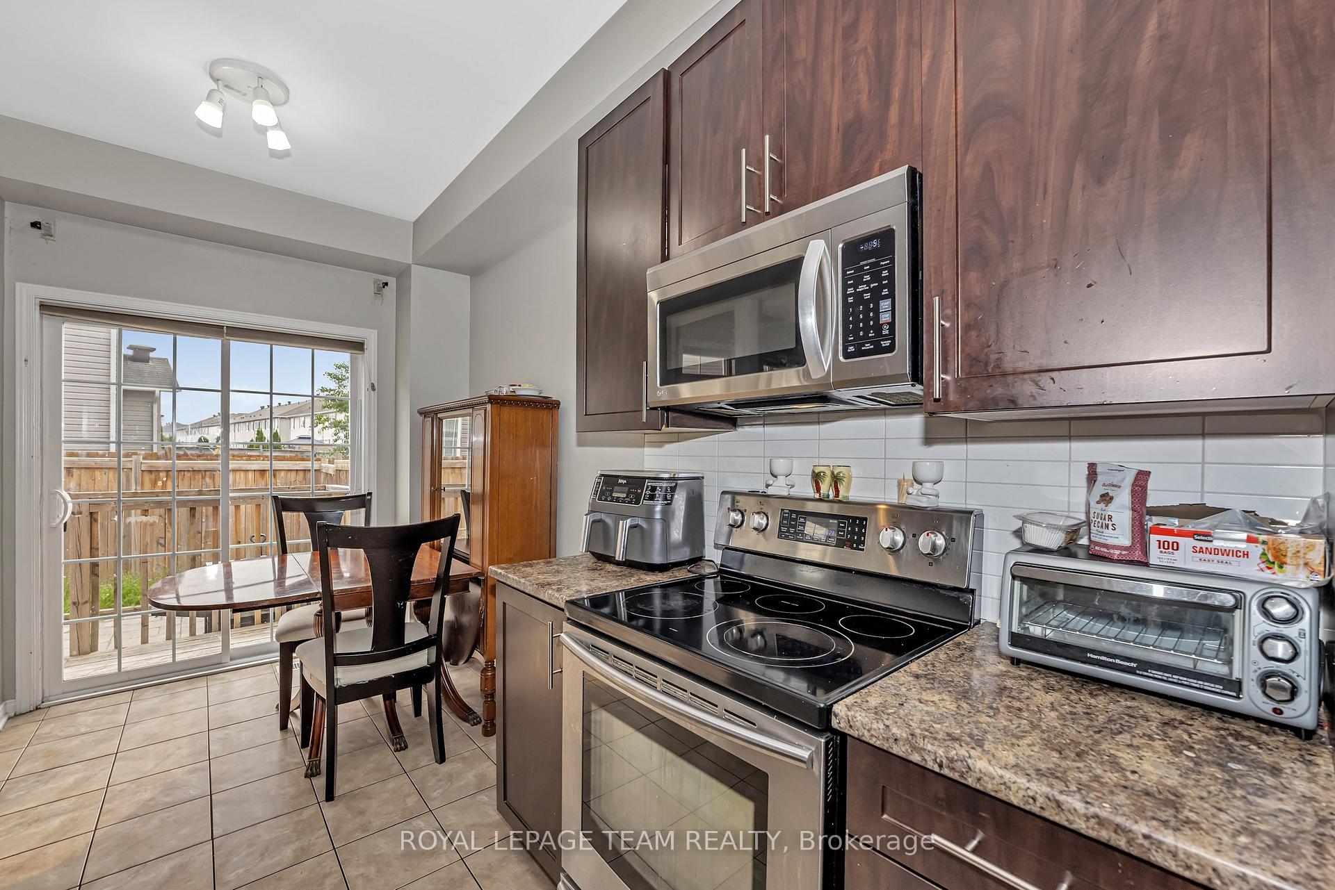 Photo 6 of 625 Pepperville Crescent, Ottawa, Kanata - Emerald Meadows/Trailwest — HOMEH