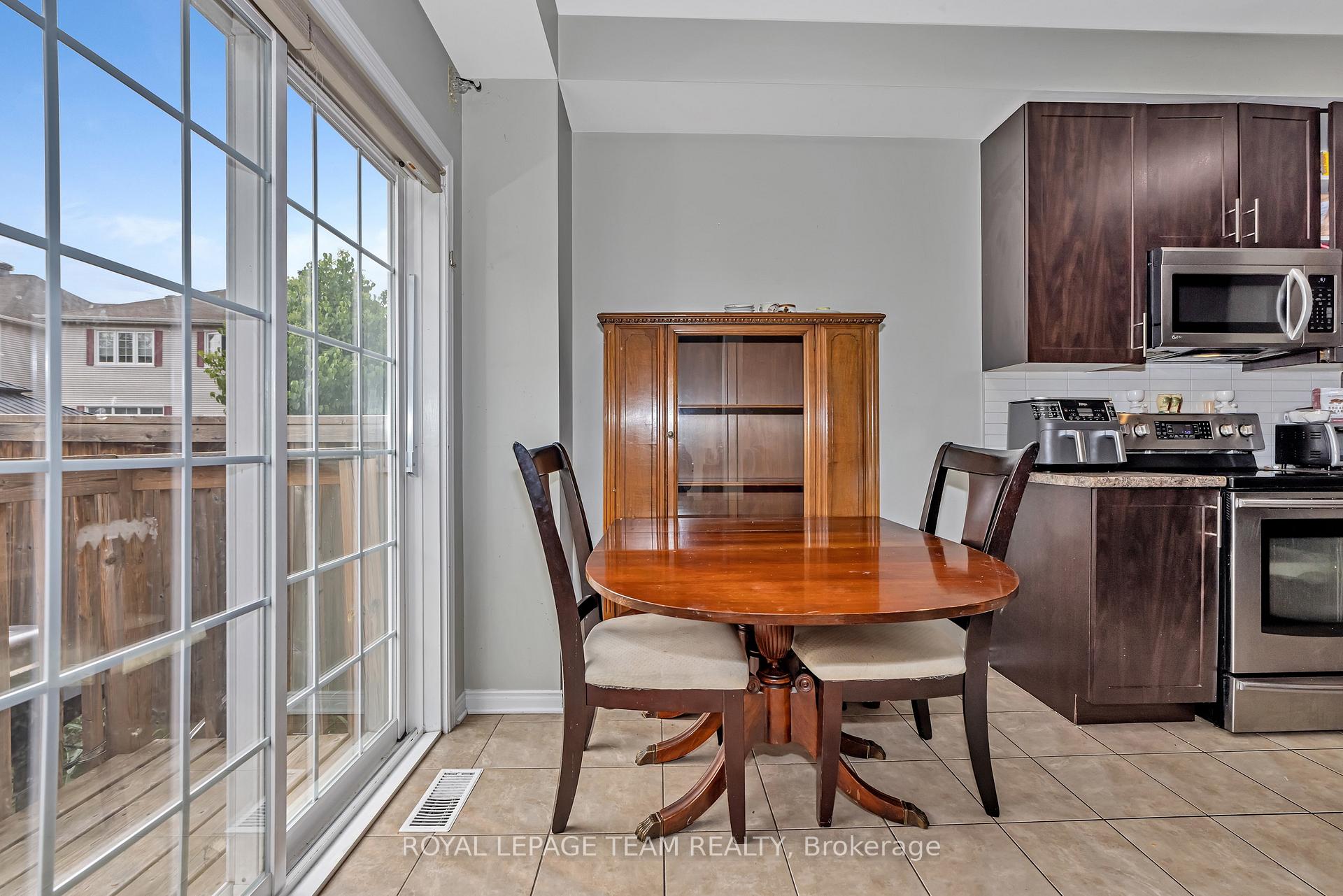 Photo 7 of 625 Pepperville Crescent, Ottawa, Kanata - Emerald Meadows/Trailwest — HOMEH