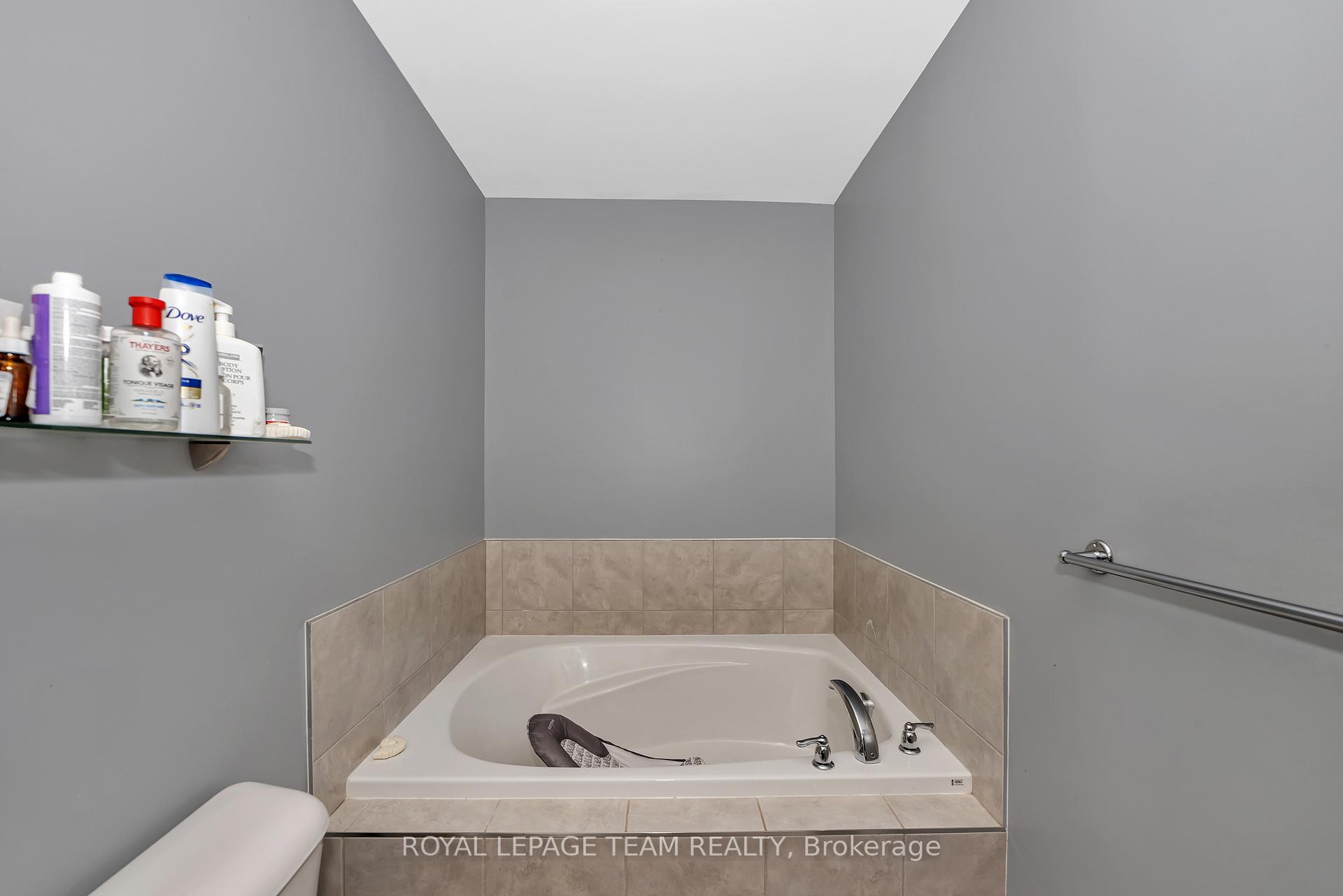 Photo 15 of 625 Pepperville Crescent, Ottawa, Kanata - Emerald Meadows/Trailwest — HOMEH