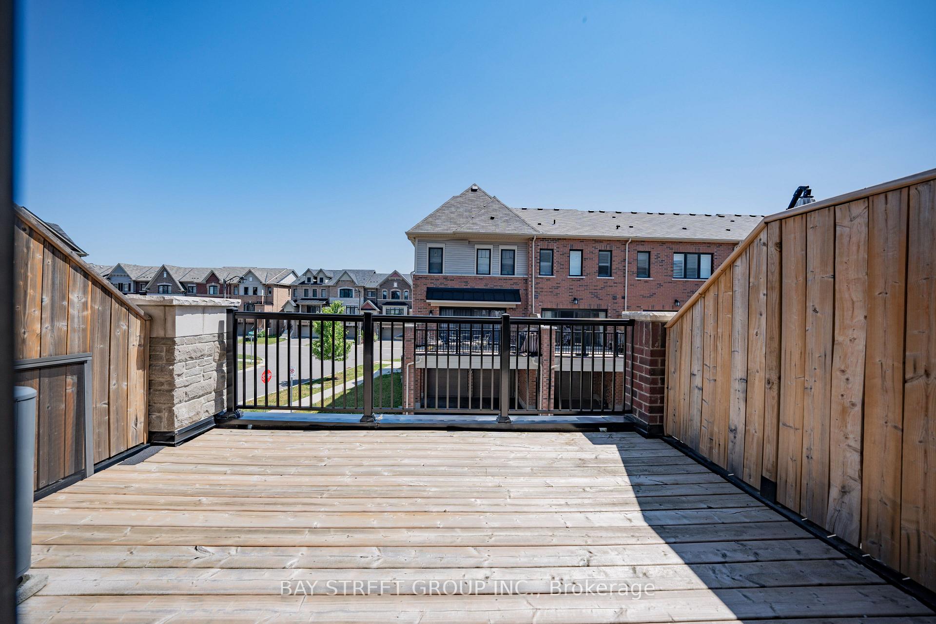 Photo 17 of 32 Cafaro Lane, Markham, Victoria Square — HOMEH
