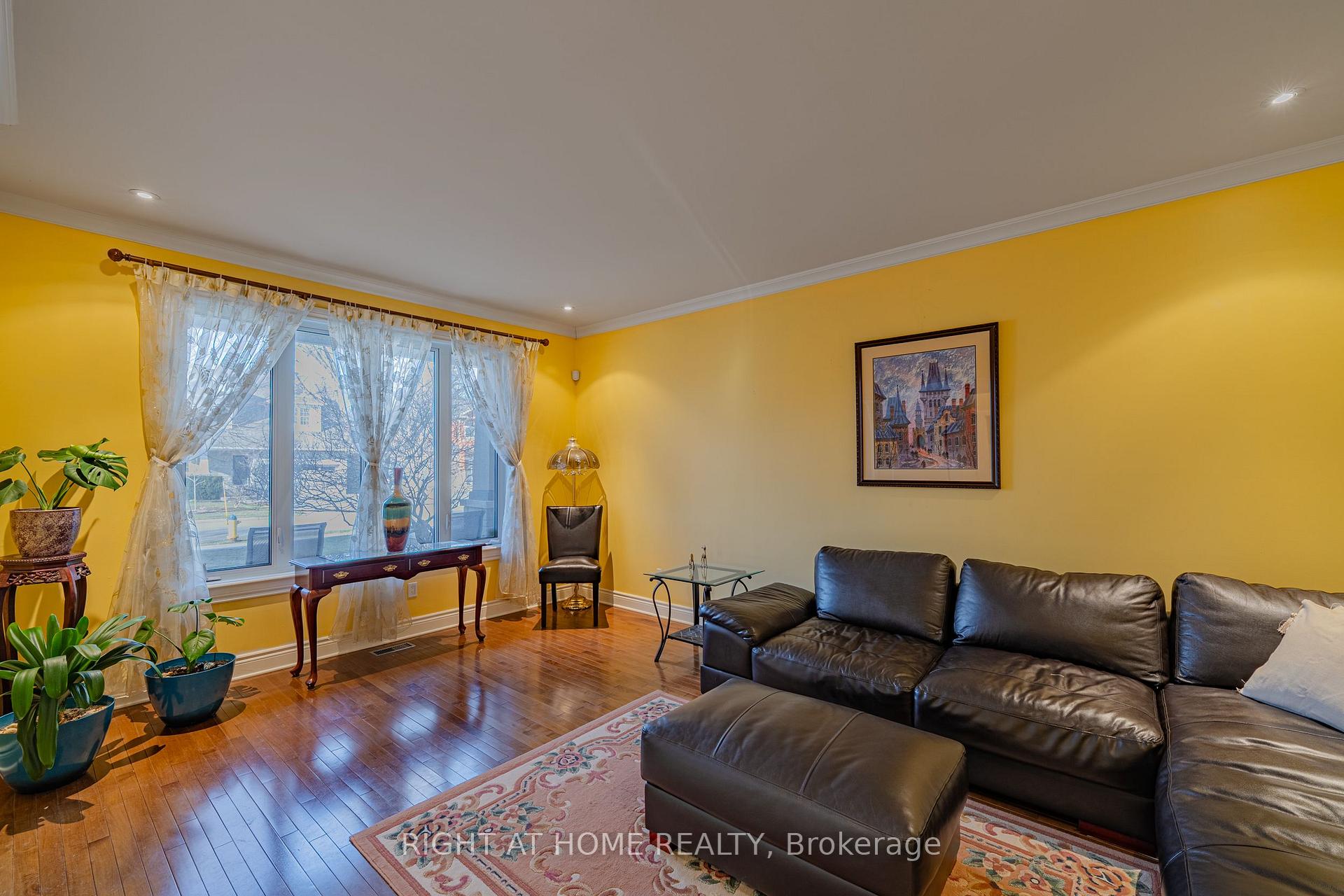 Photo 6 of 506 Kochar Drive, Ottawa, Mooneys Bay — HOMEH