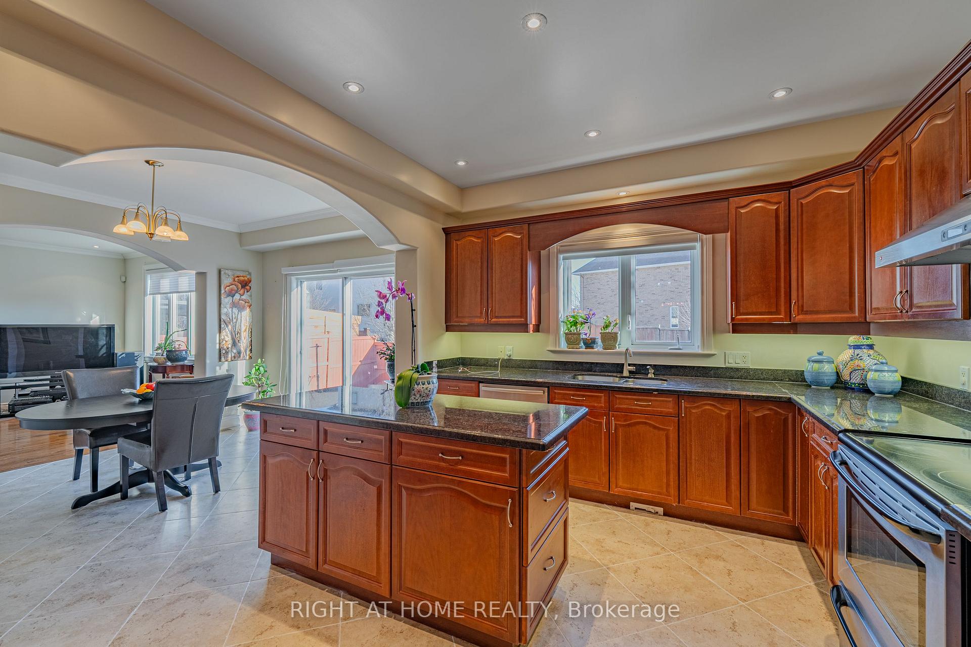 Photo 9 of 506 Kochar Drive, Ottawa, Mooneys Bay — HOMEH