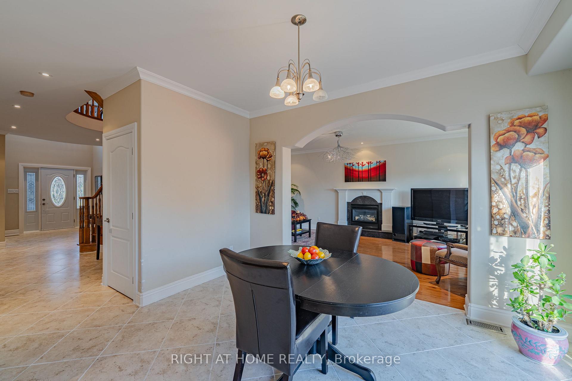 Photo 10 of 506 Kochar Drive, Ottawa, Mooneys Bay — HOMEH
