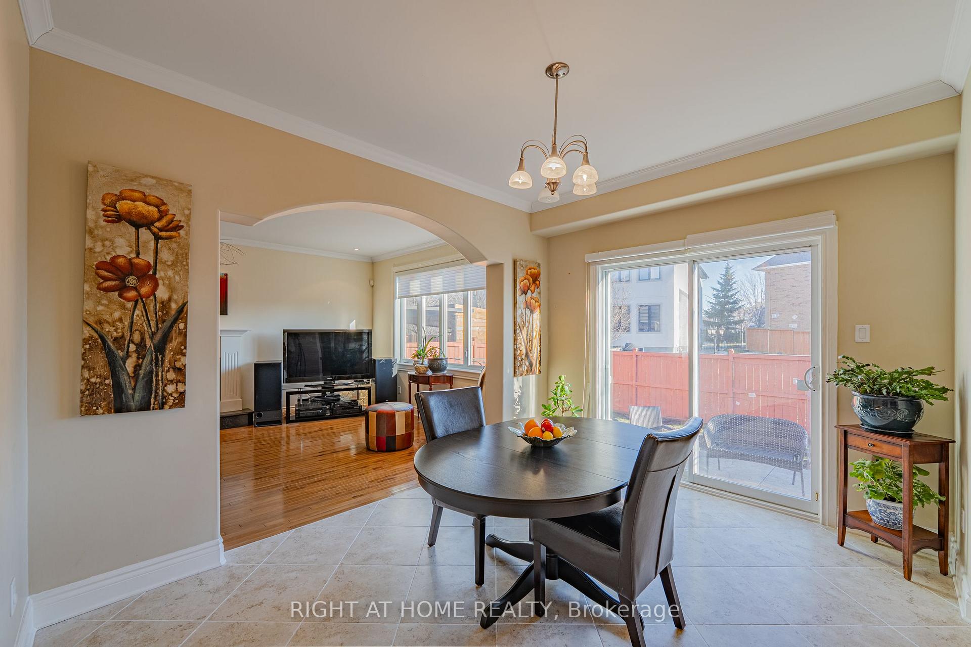 Photo 11 of 506 Kochar Drive, Ottawa, Mooneys Bay — HOMEH