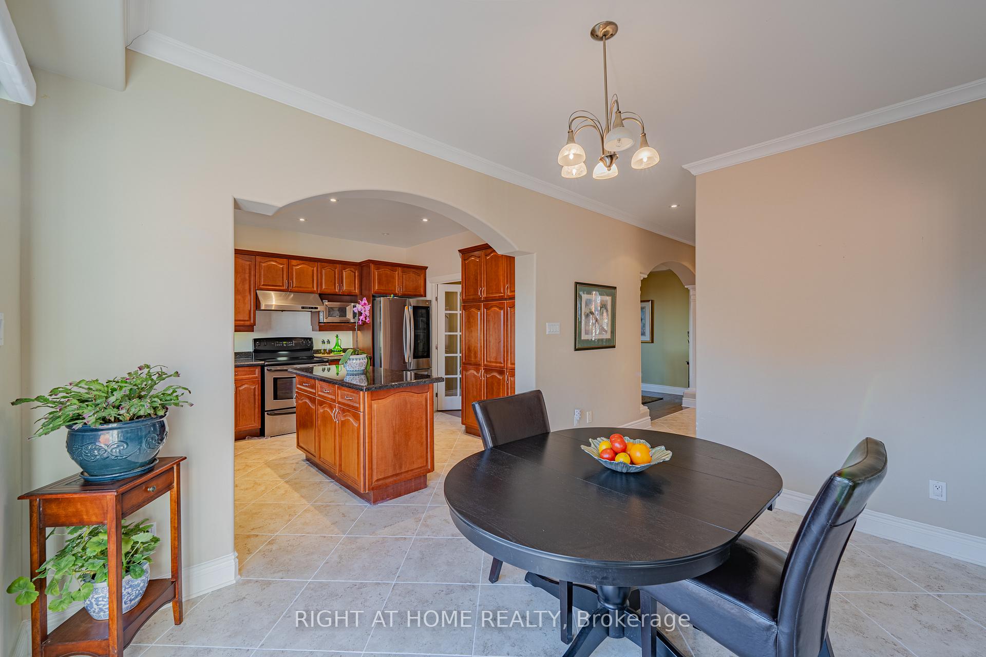 Photo 12 of 506 Kochar Drive, Ottawa, Mooneys Bay — HOMEH