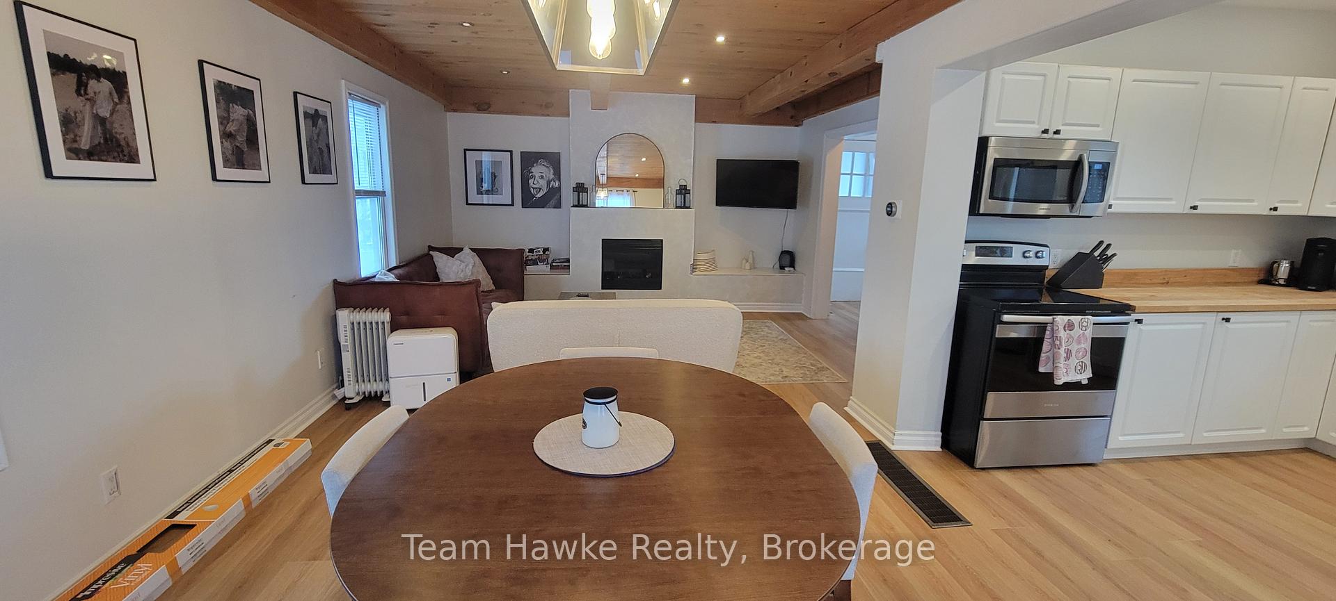 Photo 3 of 343 Yonge Street, Midland — HOMEH
