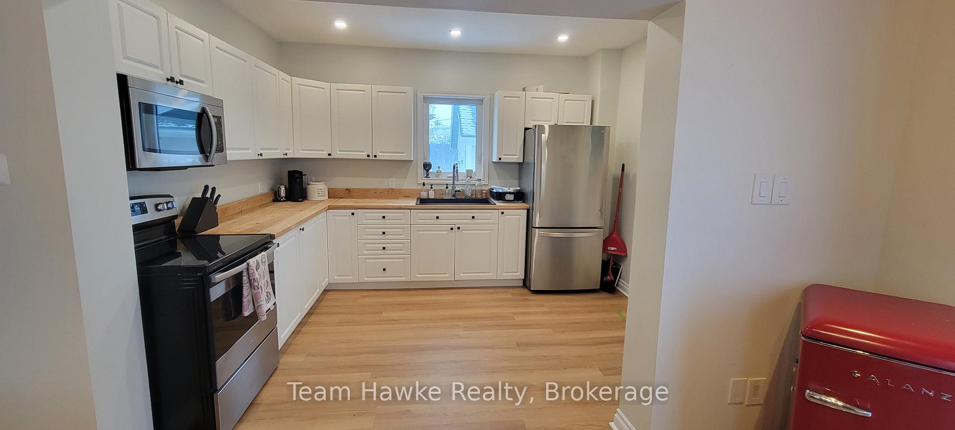 Photo 5 of 343 Yonge Street, Midland — HOMEH