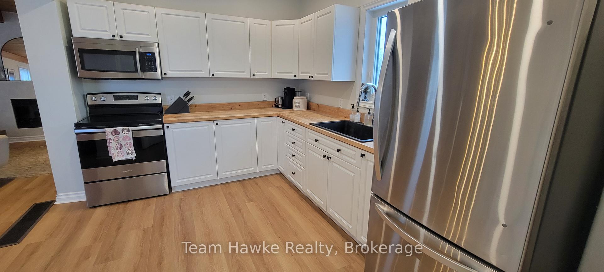 Photo 6 of 343 Yonge Street, Midland — HOMEH