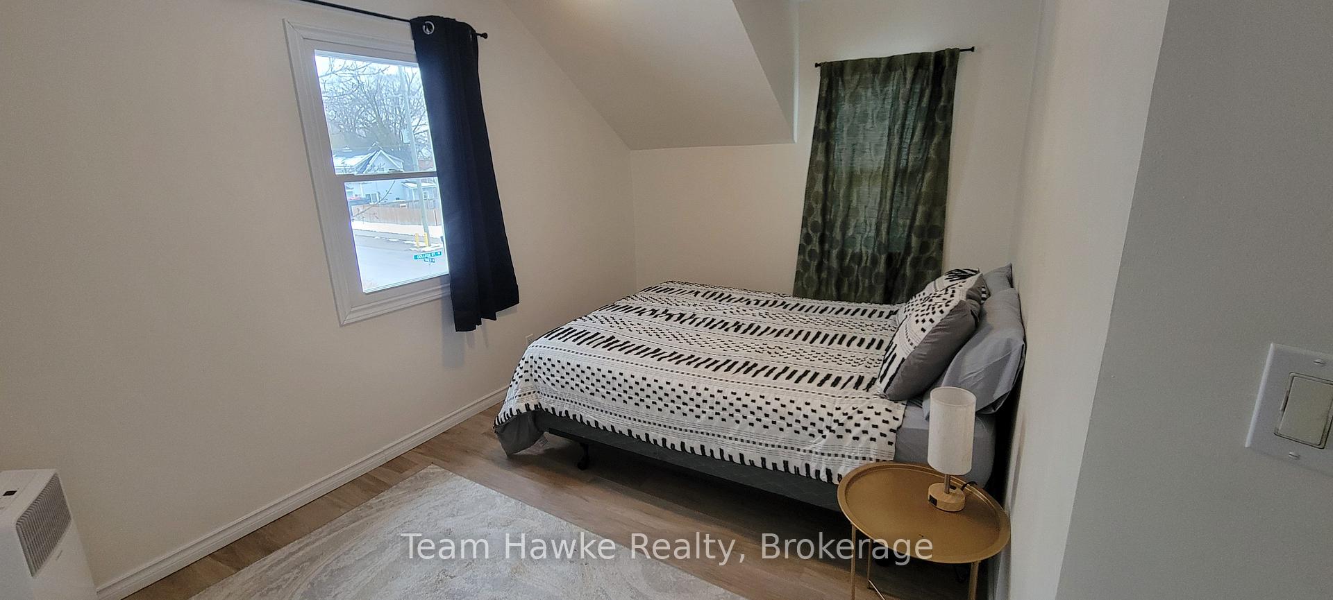 Photo 8 of 343 Yonge Street, Midland — HOMEH